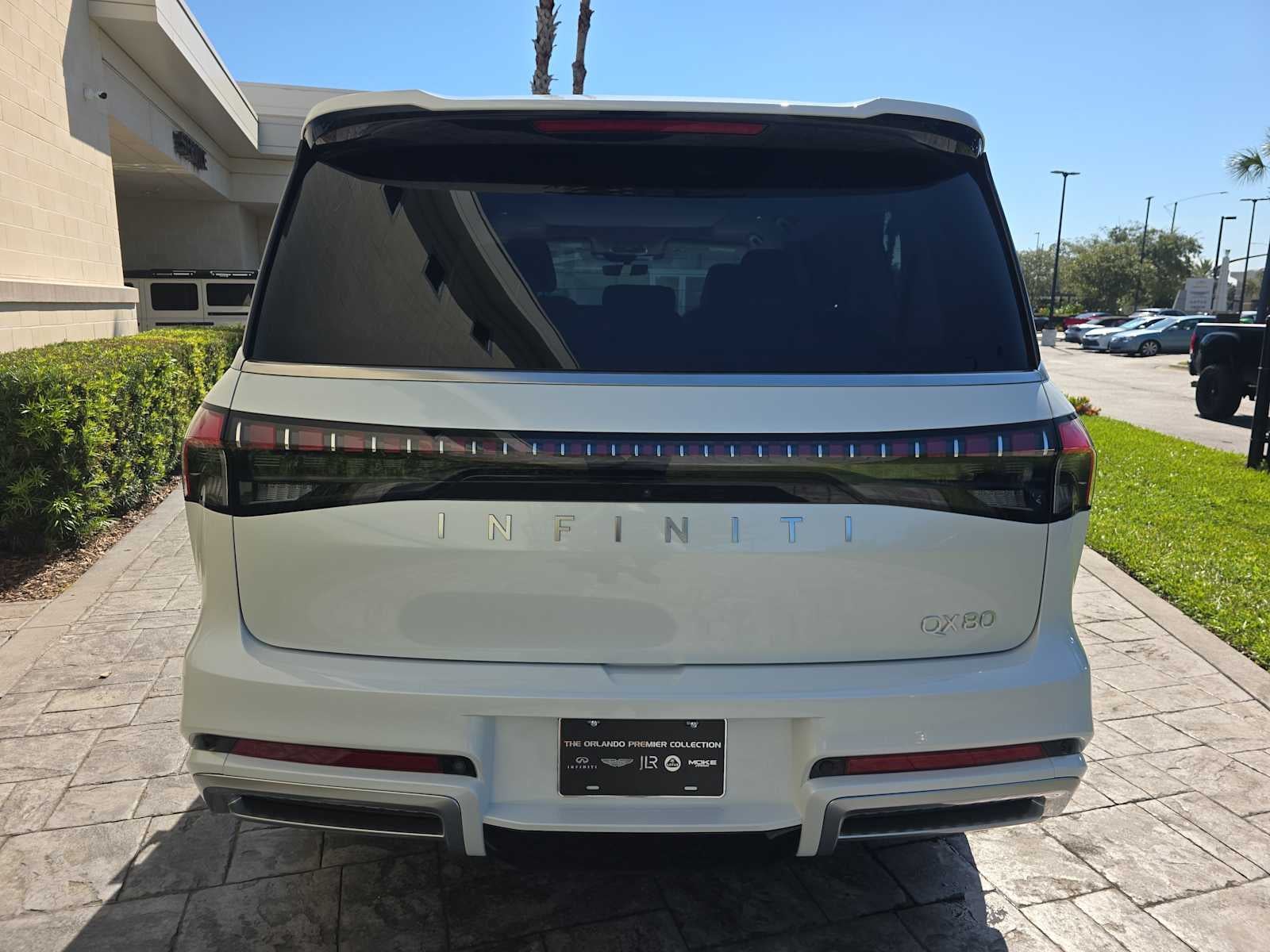 2027 INFINITI QX80 LUXE