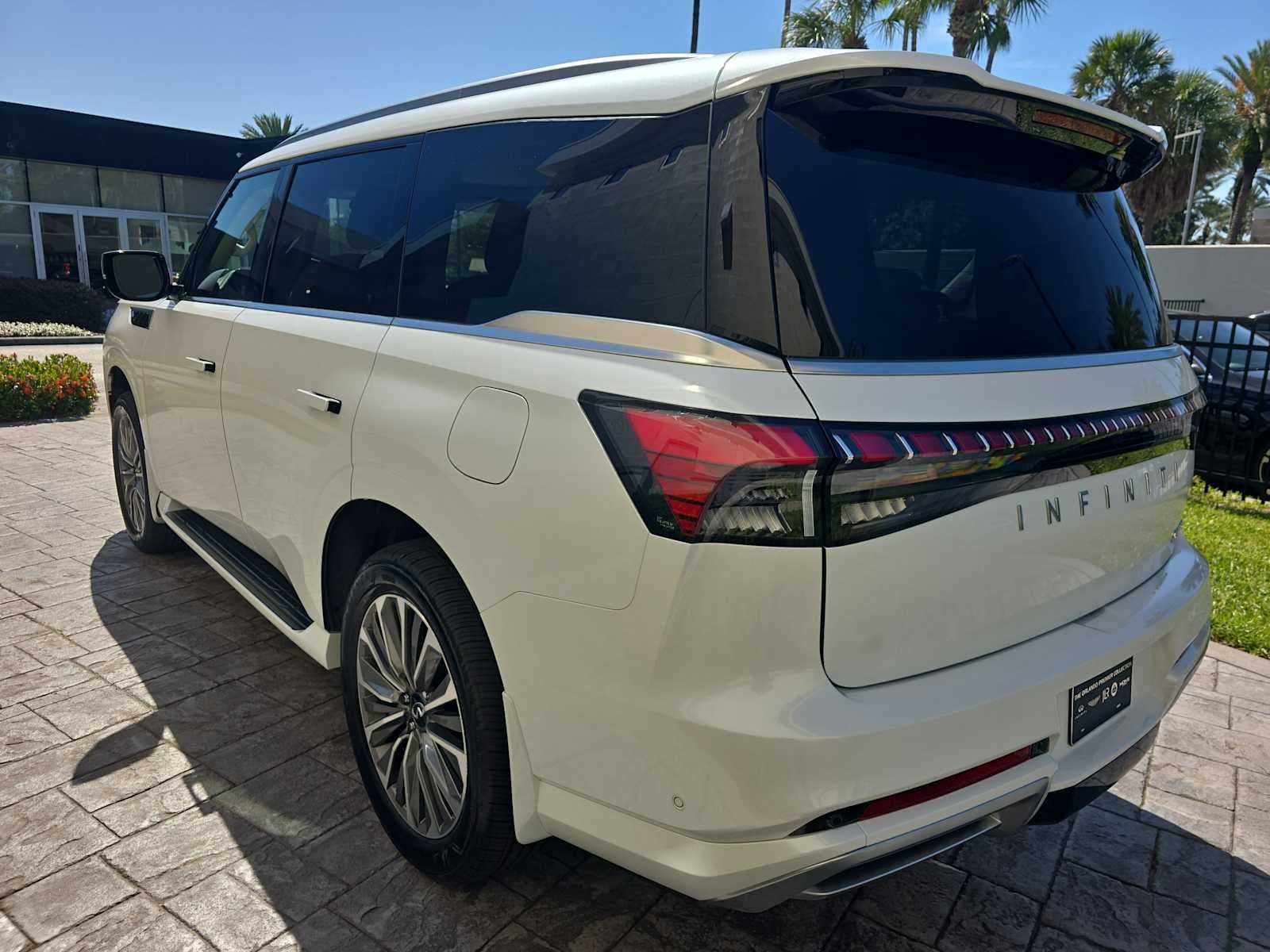 2027 INFINITI QX80 LUXE
