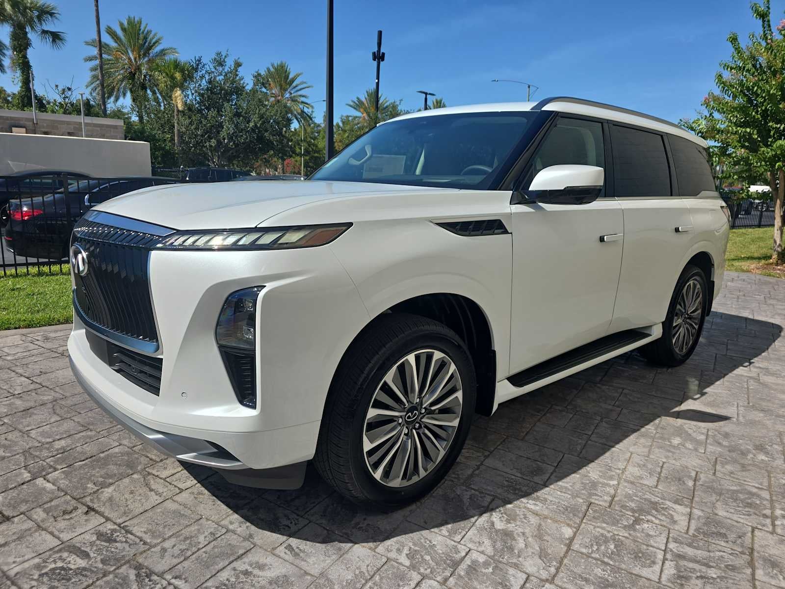 2027 INFINITI QX80 LUXE