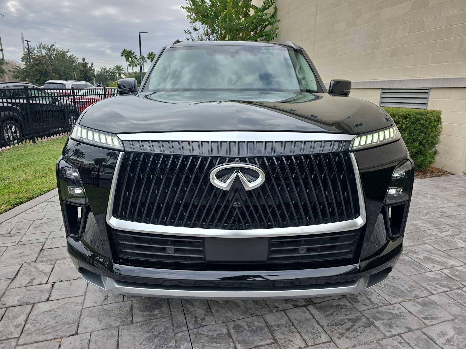 2025 INFINITI QX80 LUXE