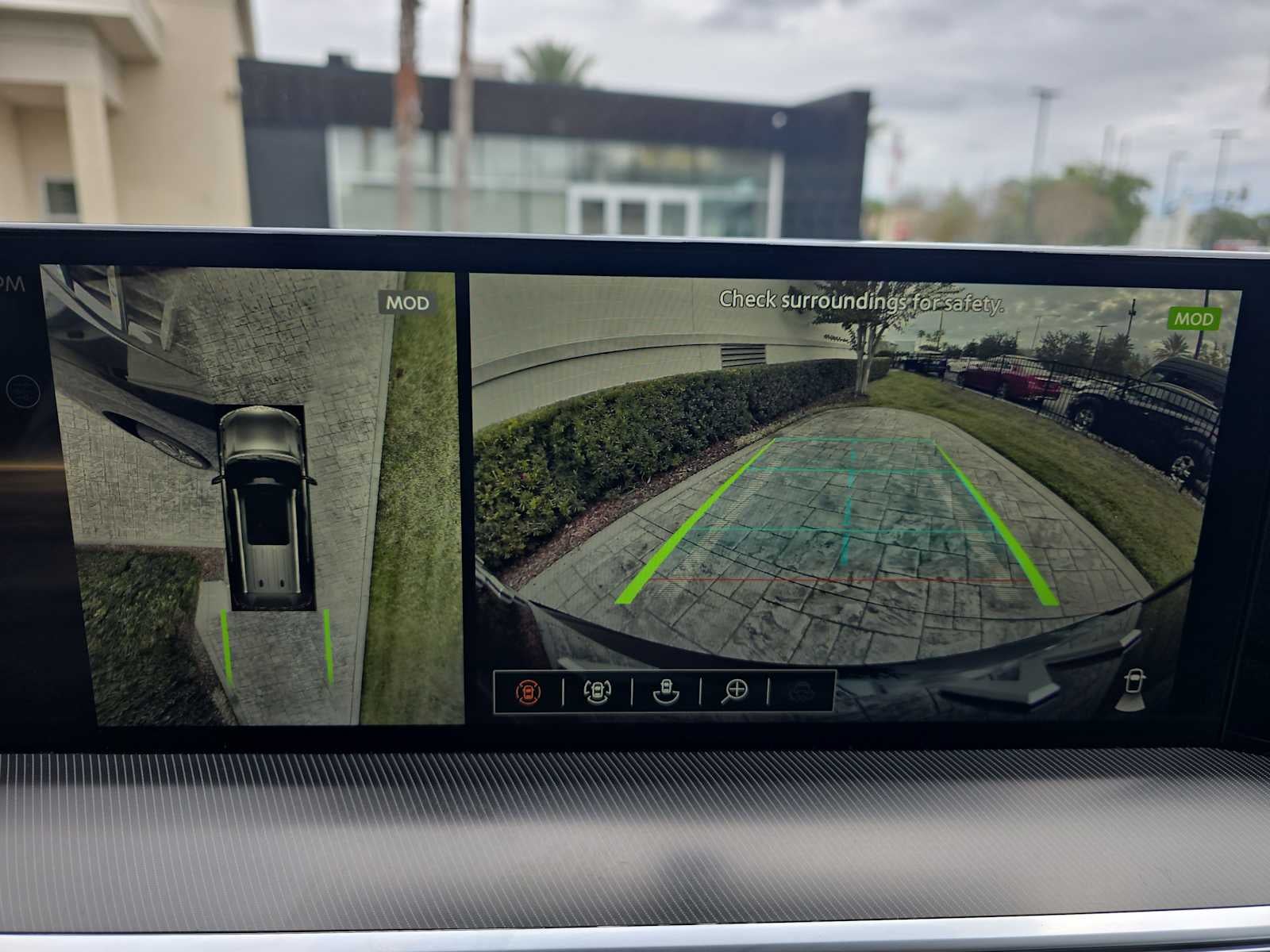 2025 INFINITI QX80 LUXE