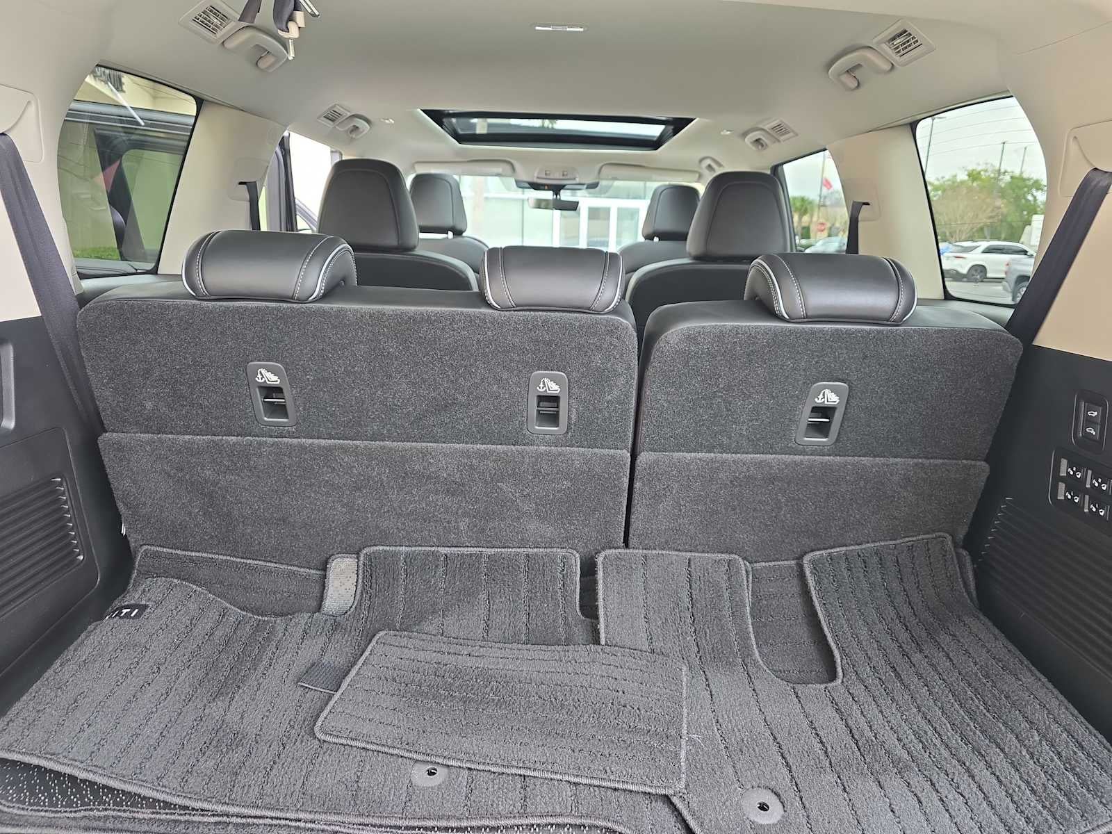 2025 INFINITI QX80 LUXE