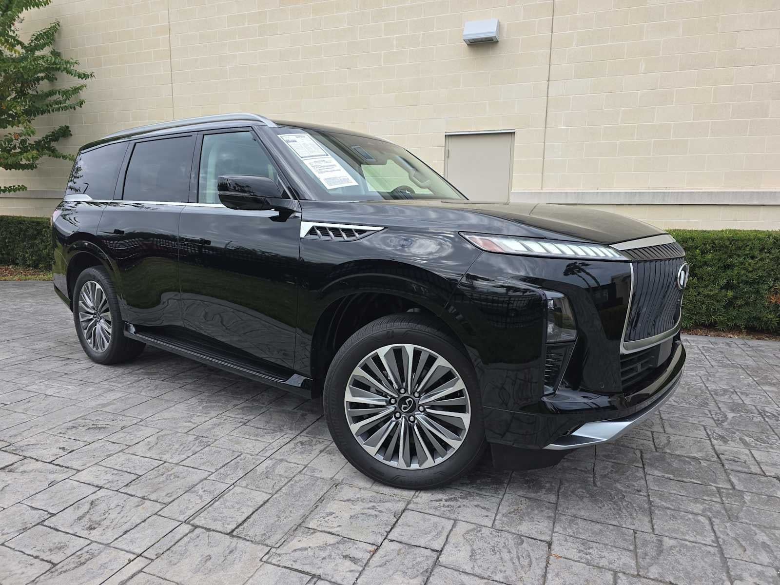 2025 INFINITI QX80 LUXE