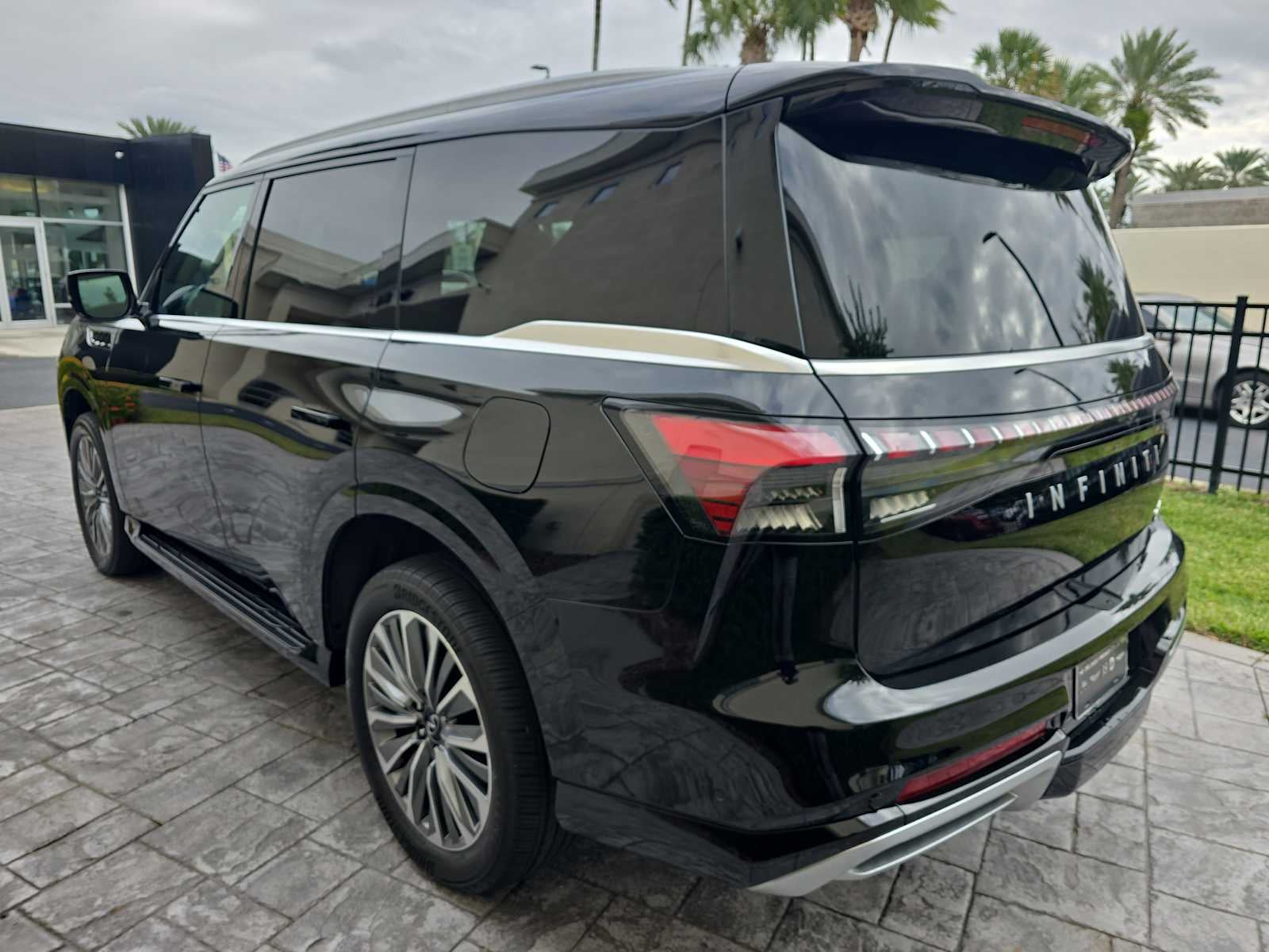 2025 INFINITI QX80 LUXE