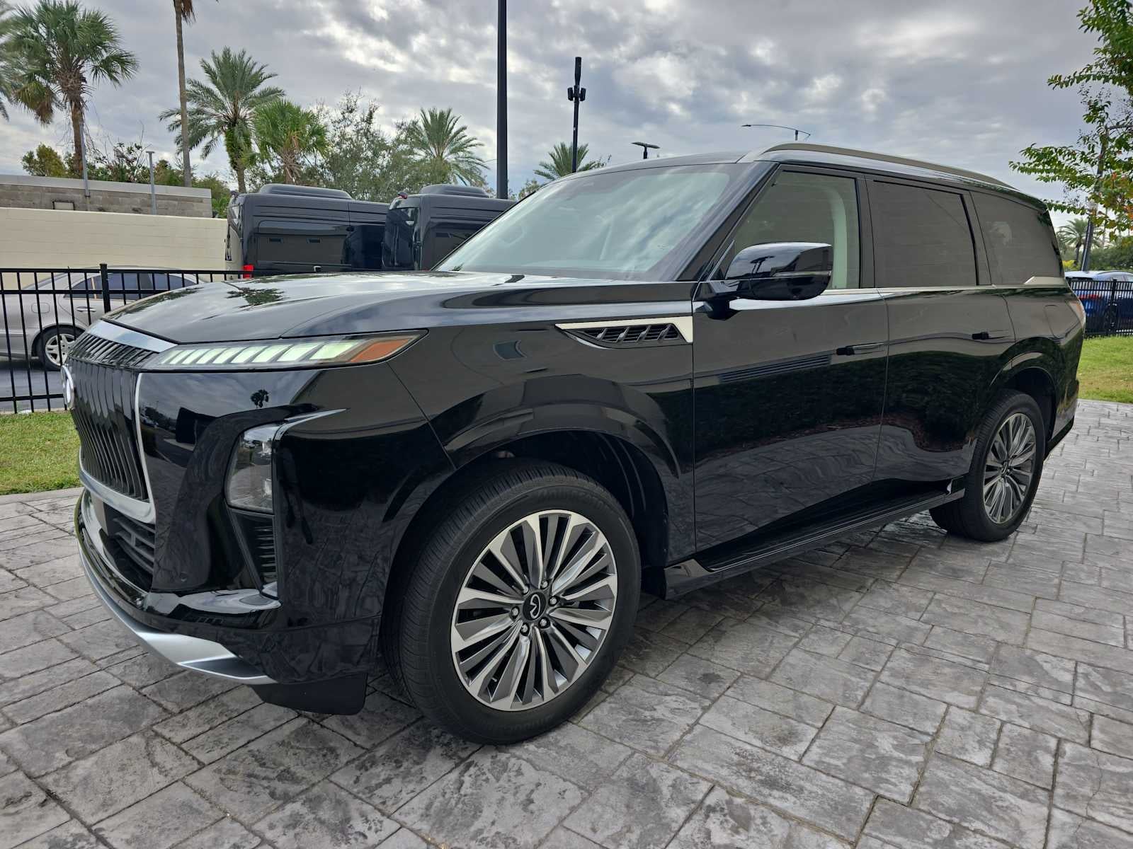 2025 INFINITI QX80 LUXE