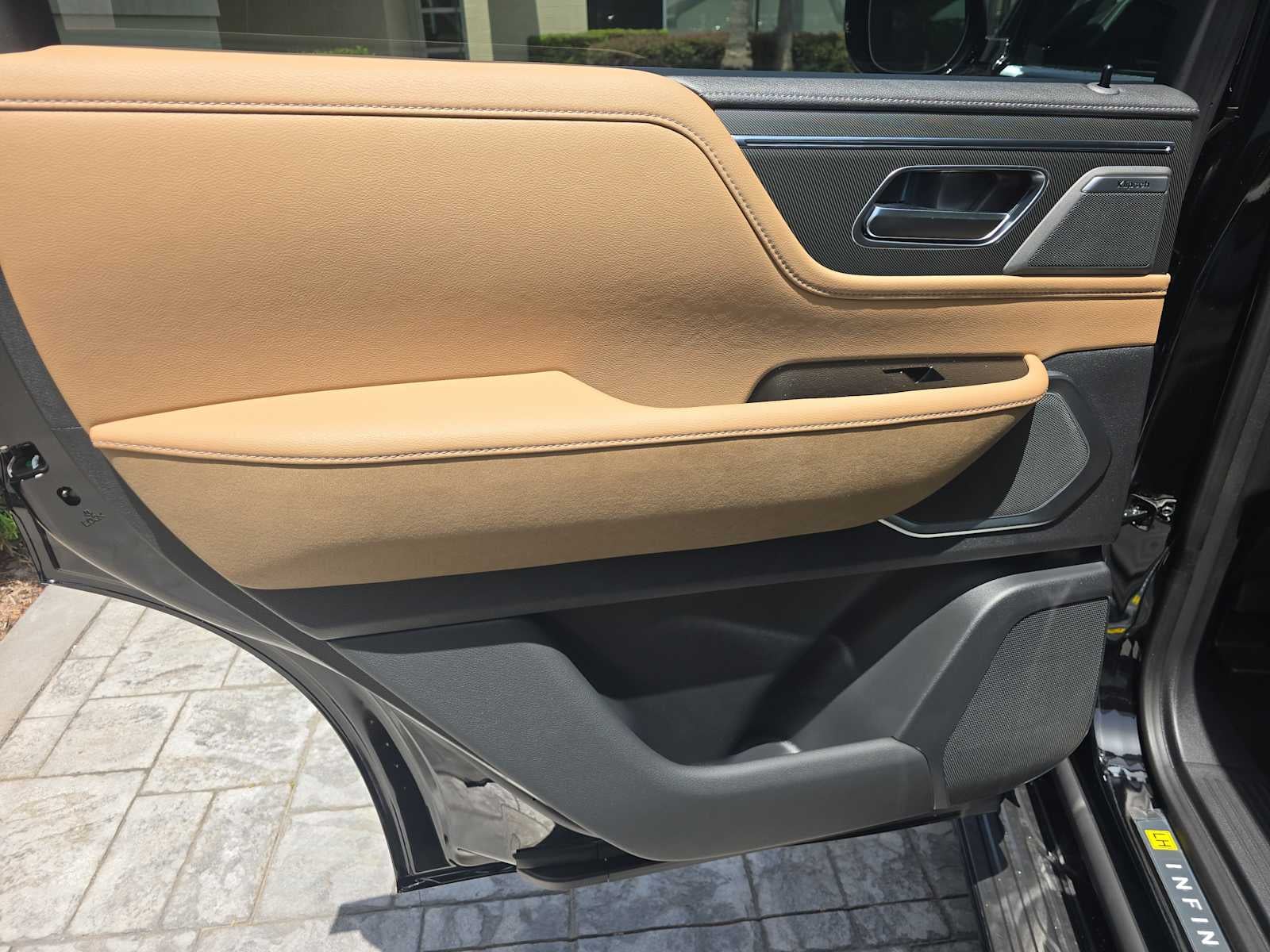 2027 INFINITI QX80 LUXE