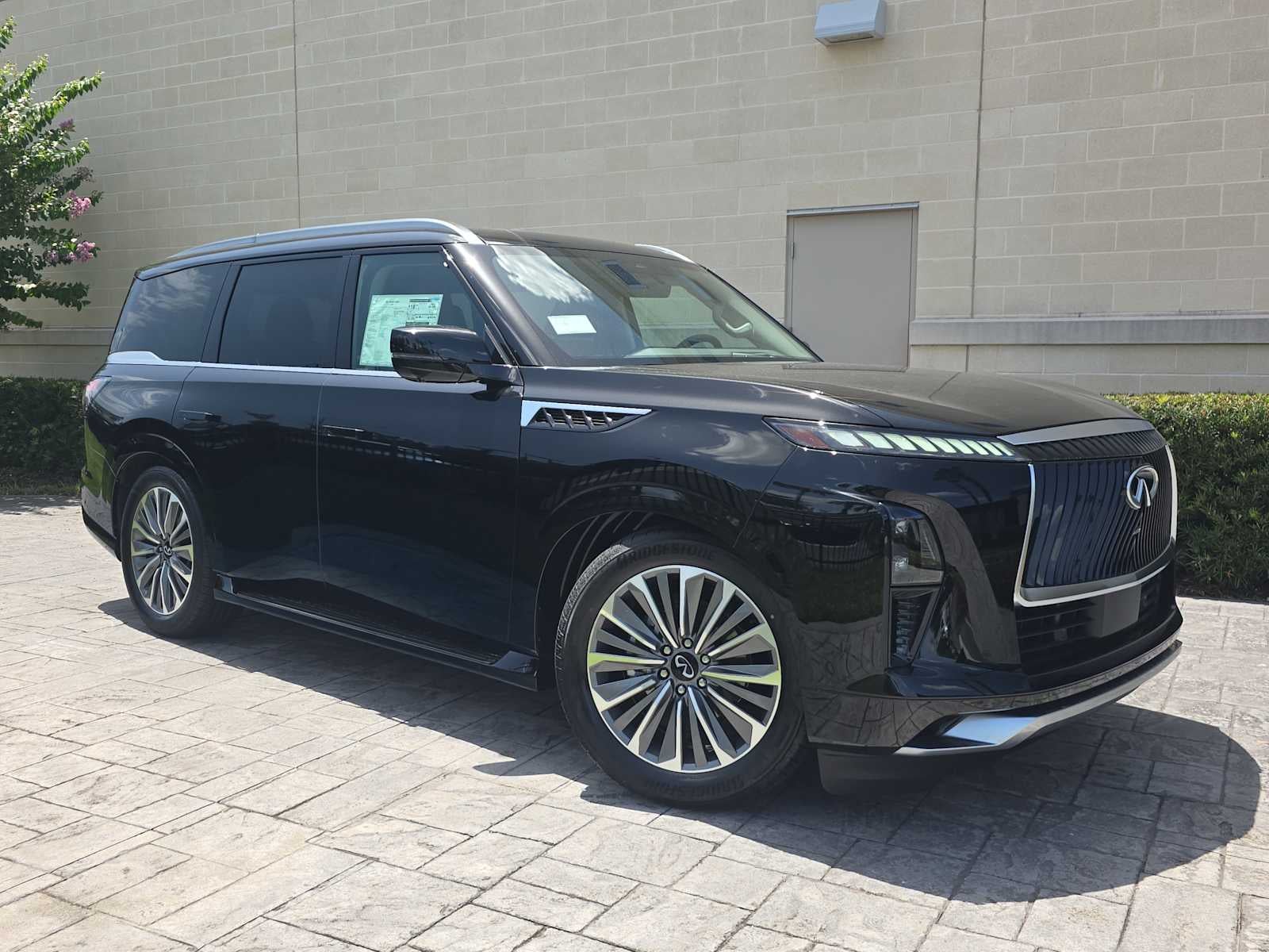 2027 INFINITI QX80 LUXE