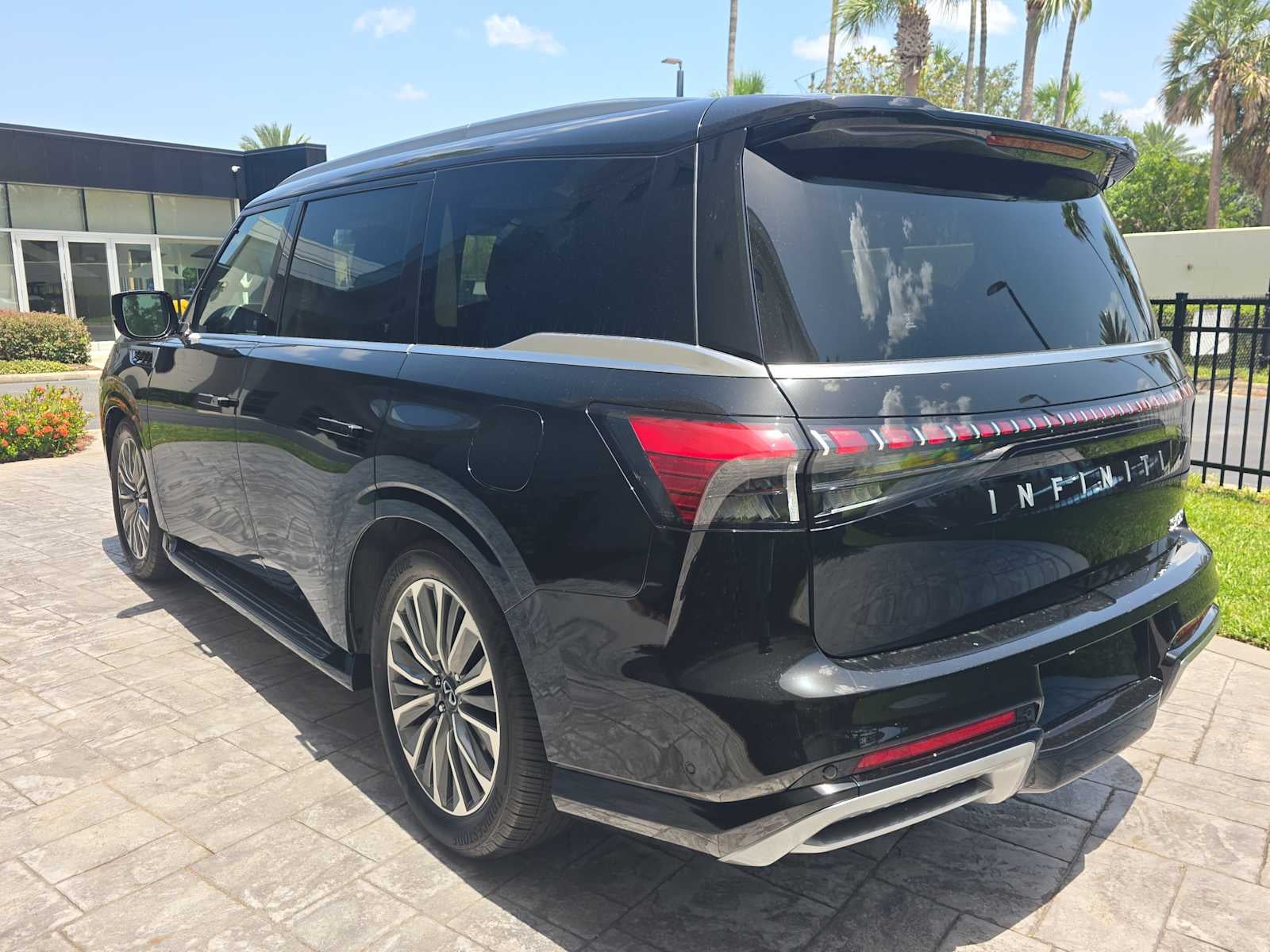 2027 INFINITI QX80 LUXE