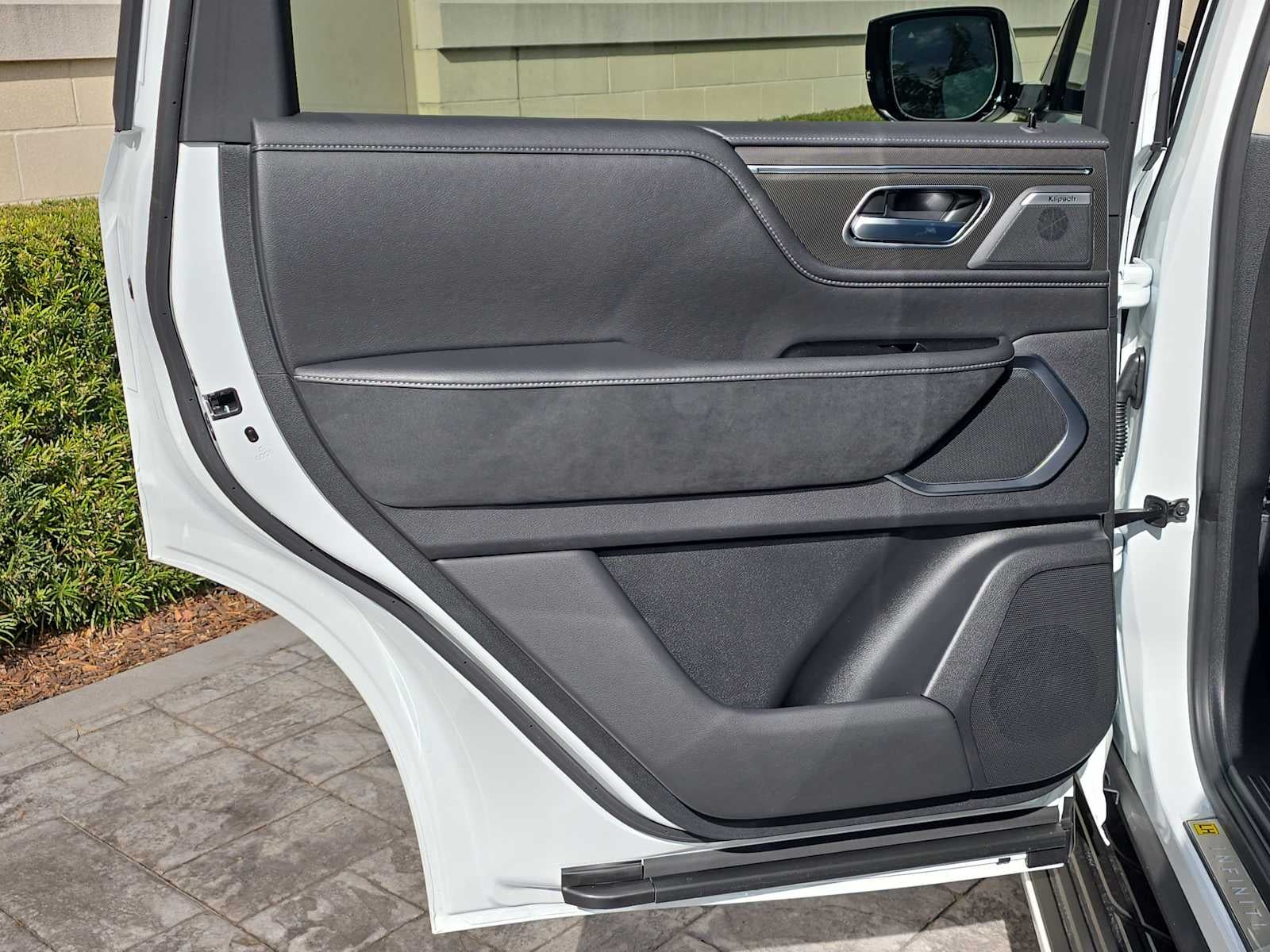 2026 INFINITI QX80 LUXE