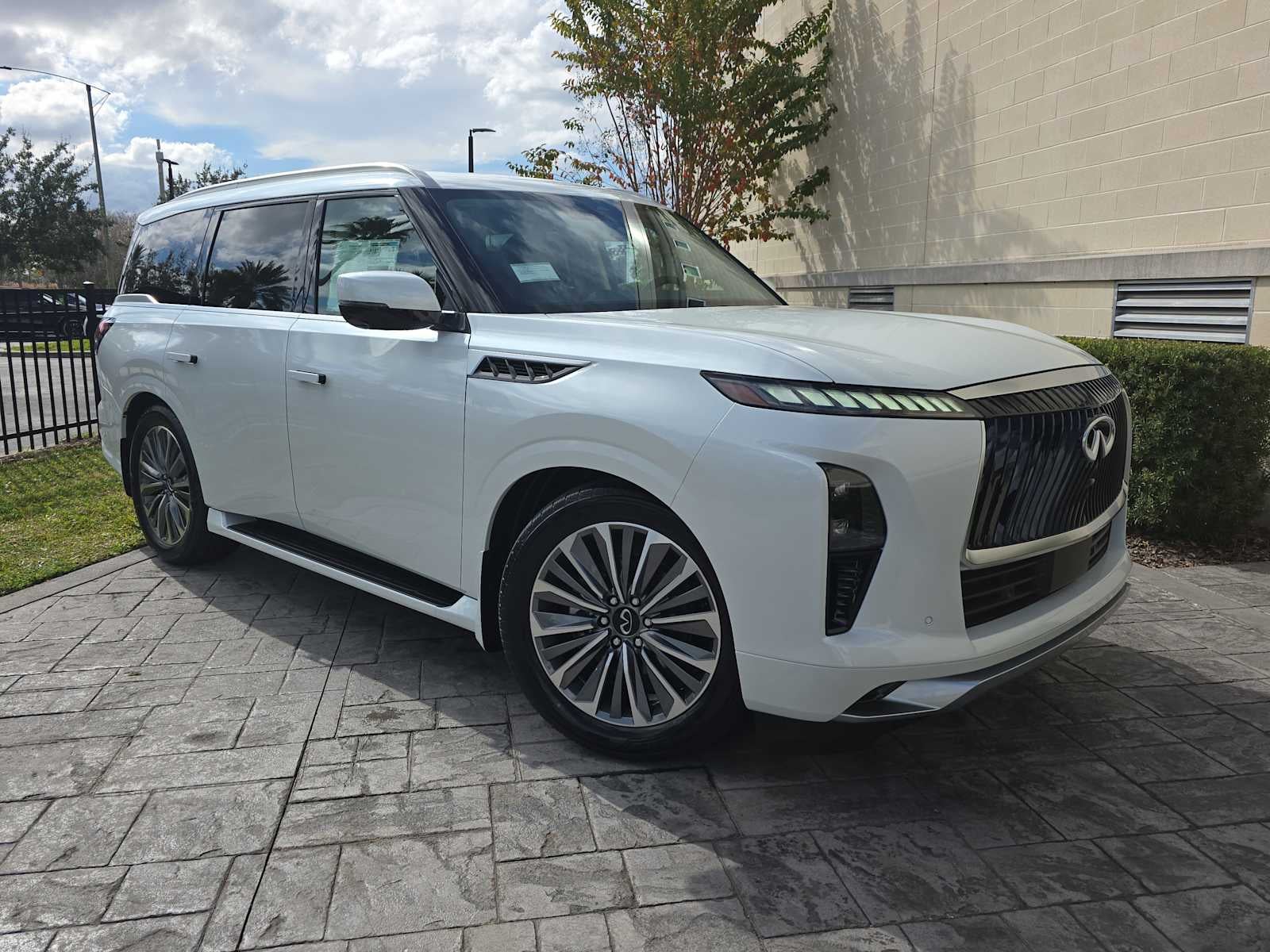 2026 INFINITI QX80 LUXE
