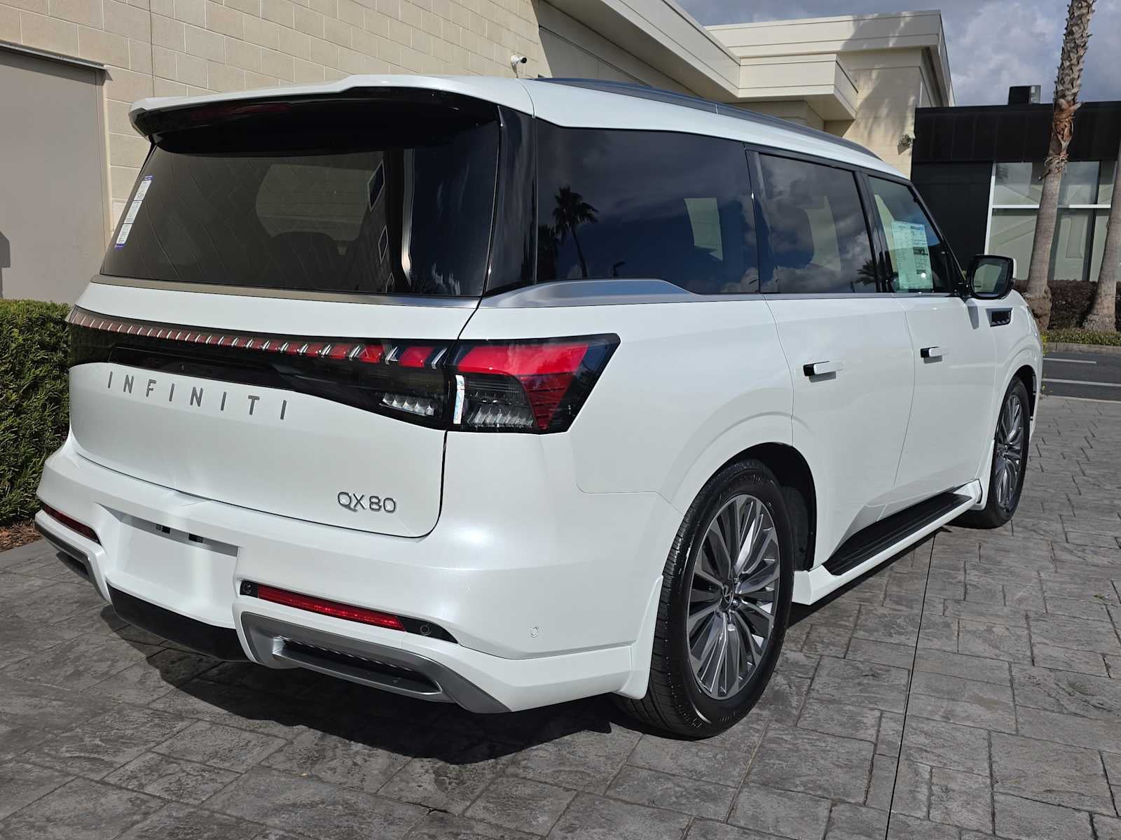 2026 INFINITI QX80 LUXE