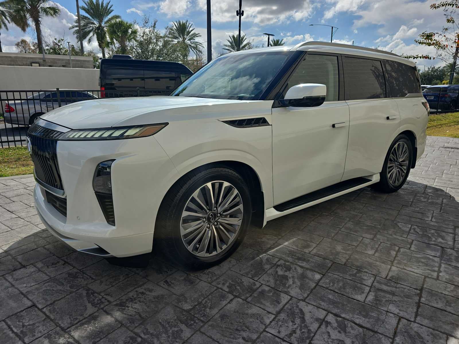 2026 INFINITI QX80 LUXE