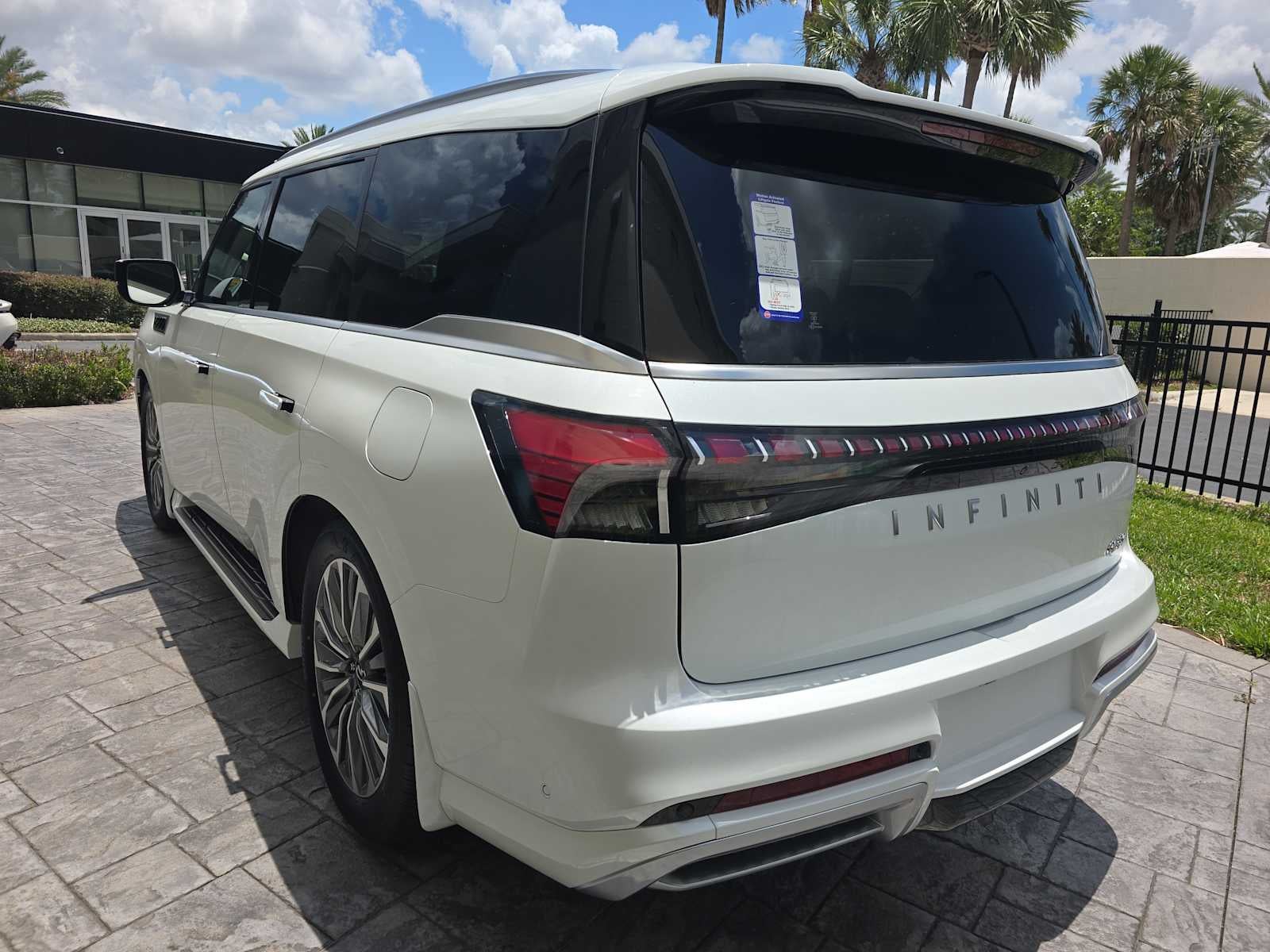 2026 INFINITI QX80 LUXE