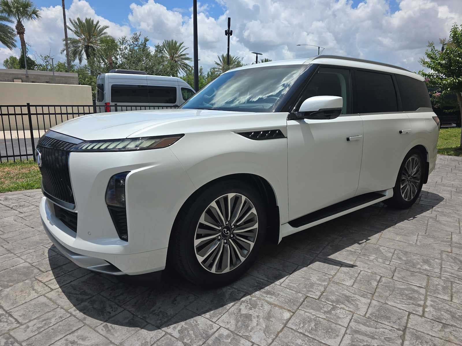 2026 INFINITI QX80 LUXE