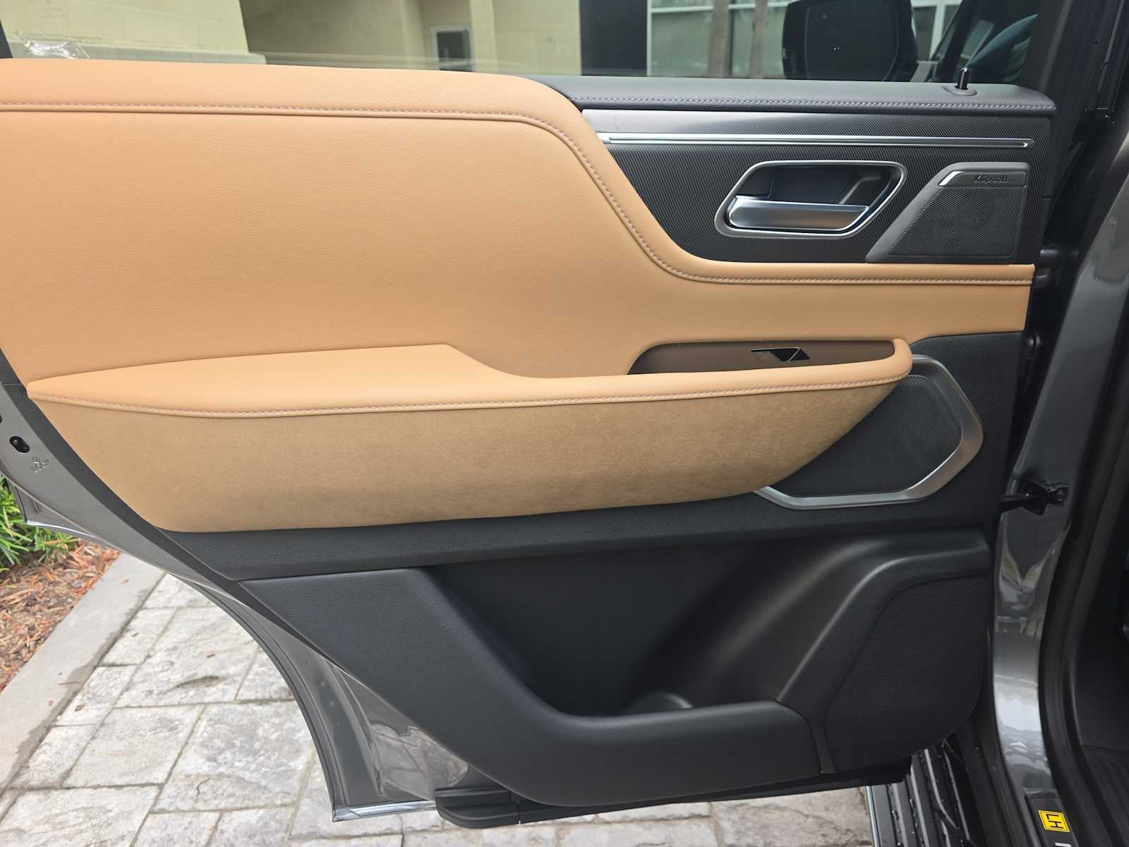 2027 INFINITI QX80 LUXE