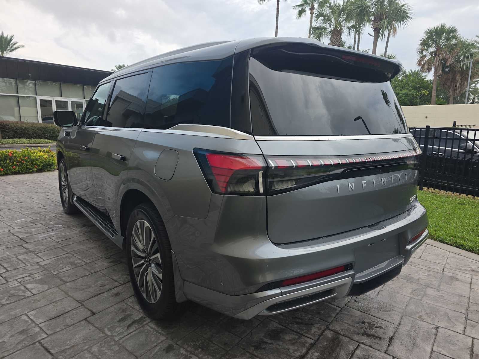 2027 INFINITI QX80 LUXE