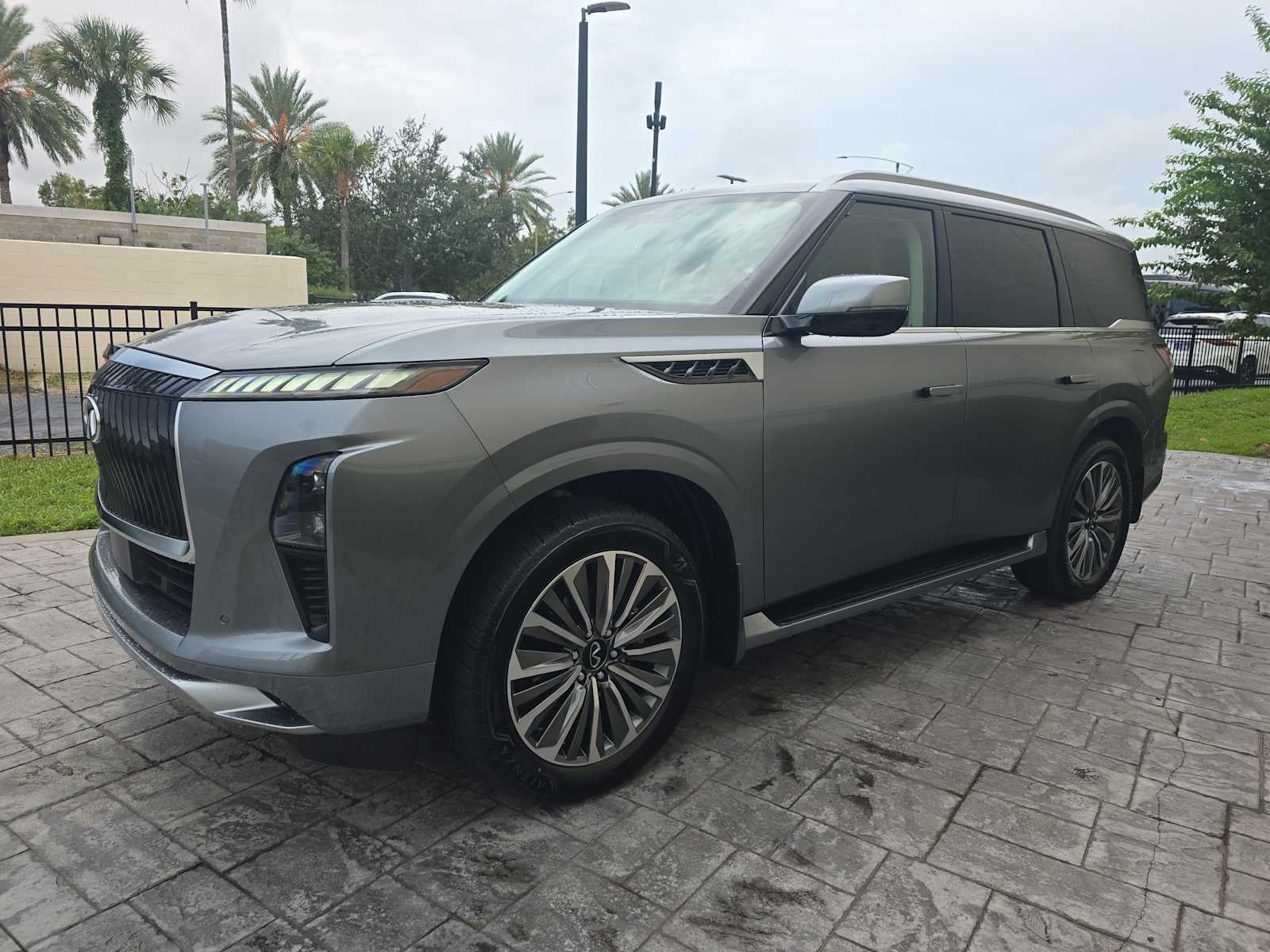 2027 INFINITI QX80 LUXE