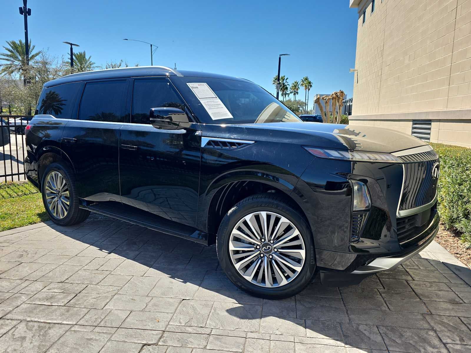 2025 INFINITI QX80 LUXE