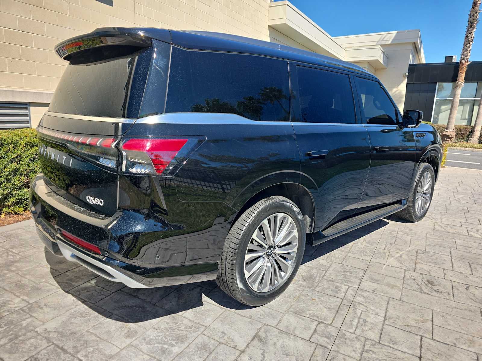 2025 INFINITI QX80 LUXE