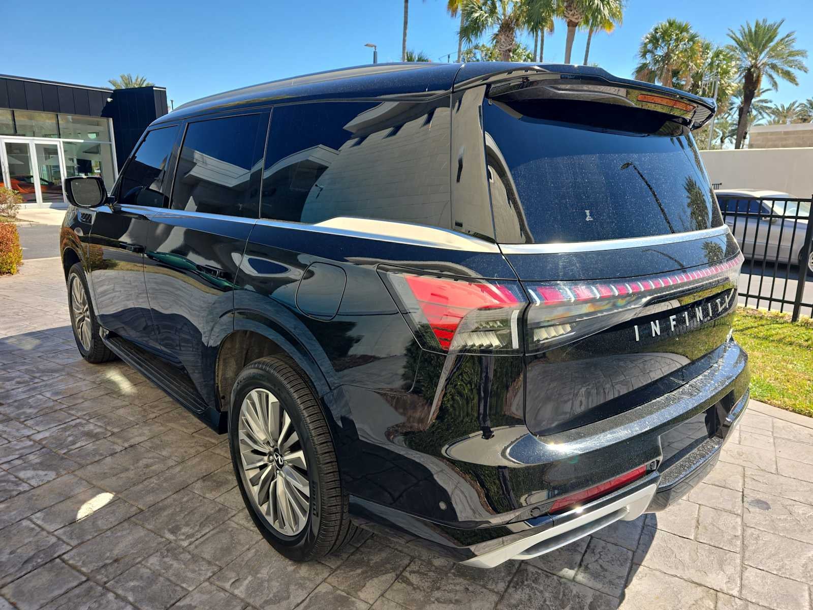 2025 INFINITI QX80 LUXE