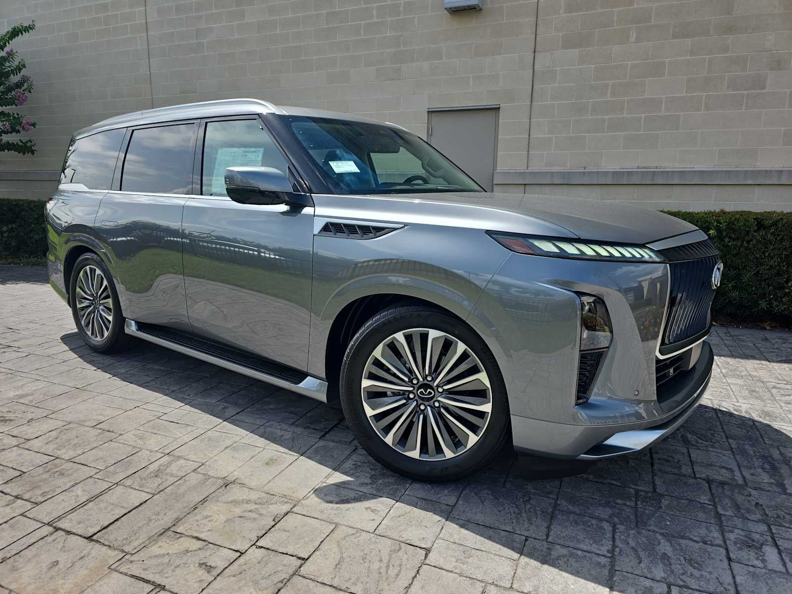 2027 INFINITI QX80 LUXE