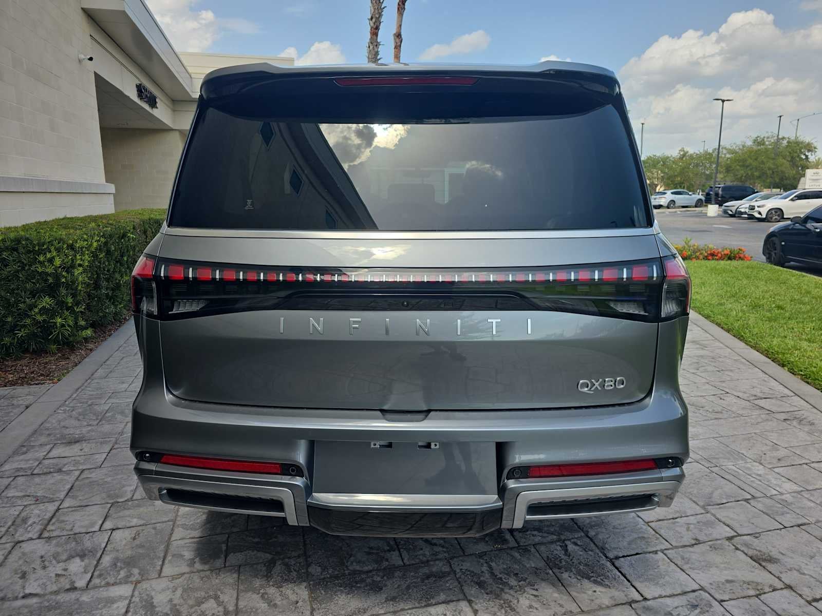 2027 INFINITI QX80 LUXE