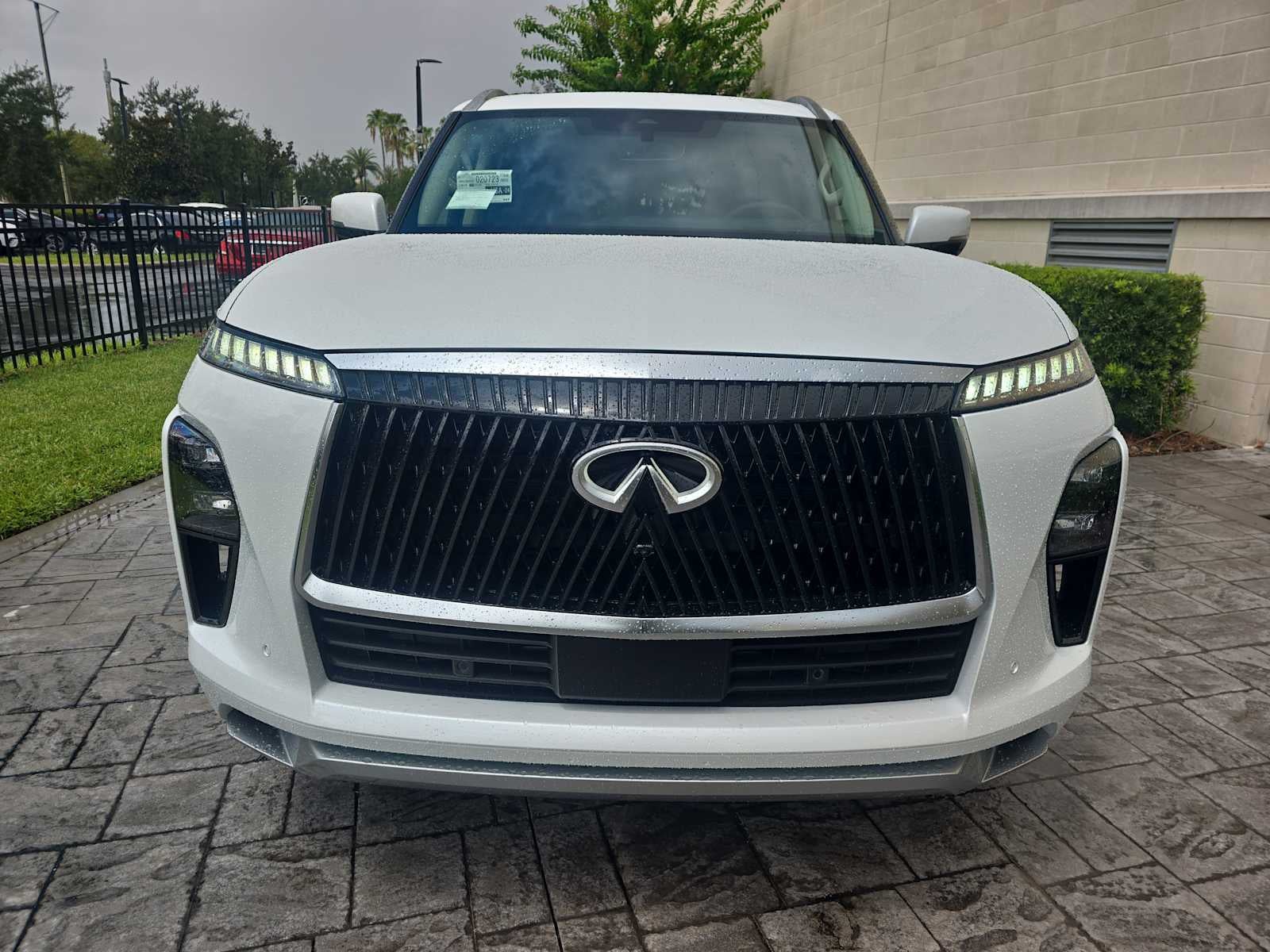 2027 INFINITI QX80 LUXE