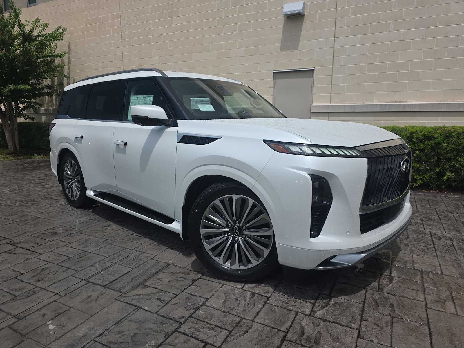 2027 INFINITI QX80 LUXE