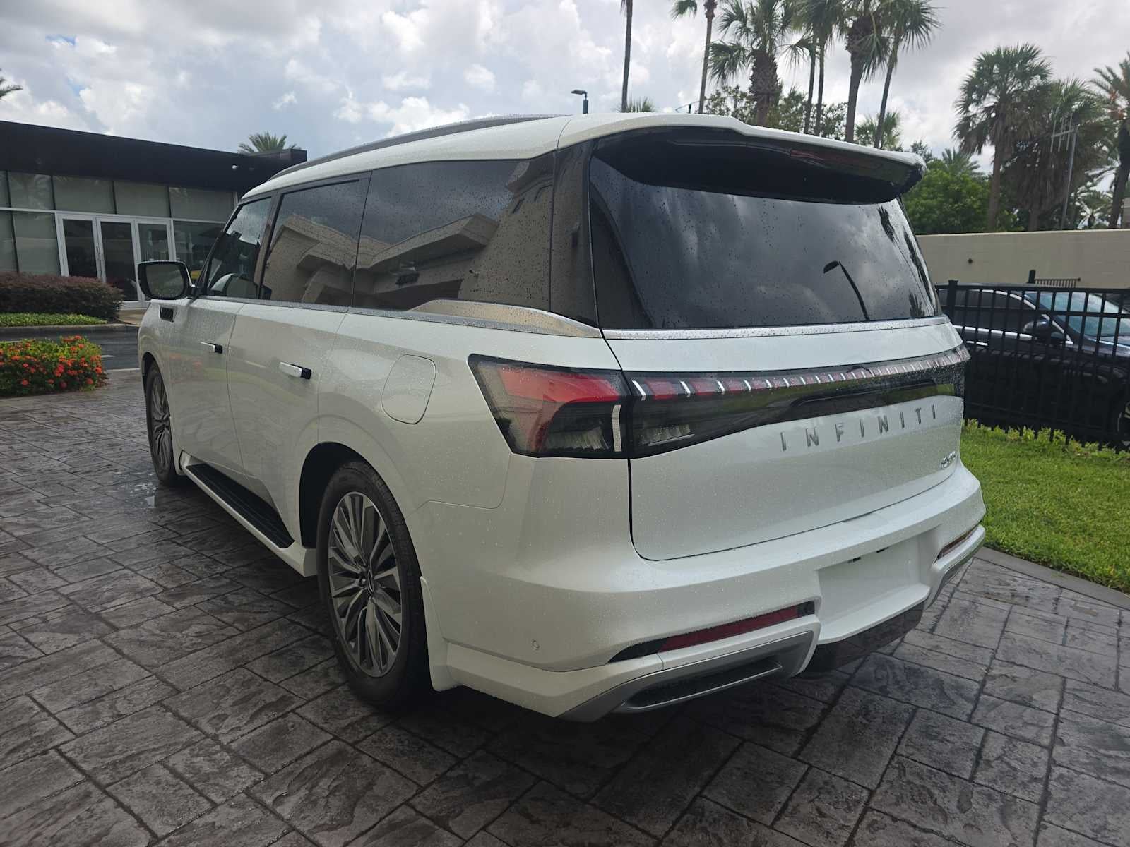 2027 INFINITI QX80 LUXE