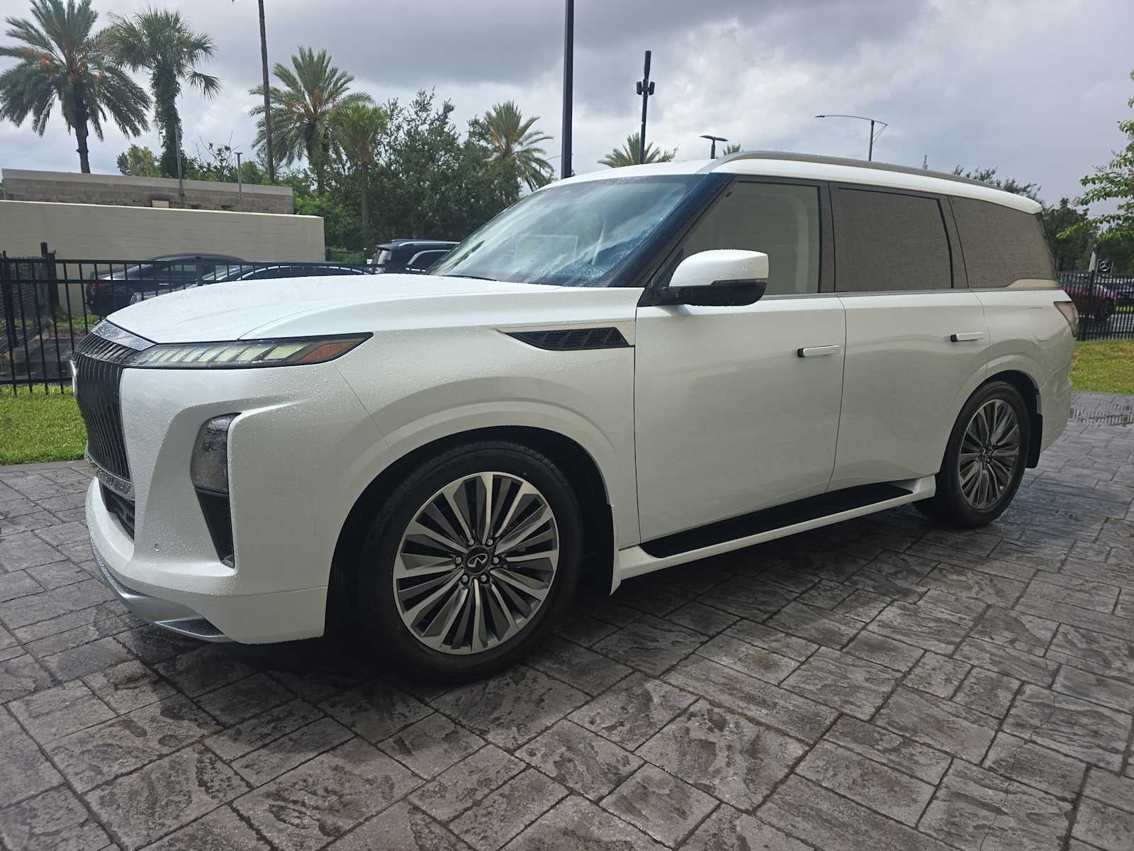 2027 INFINITI QX80 LUXE