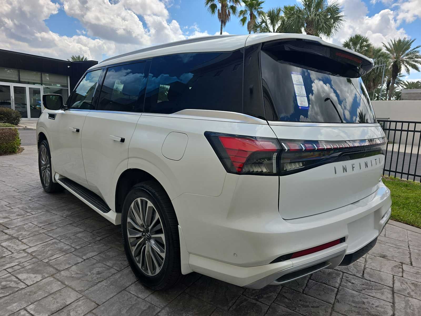 2026 INFINITI QX80 LUXE