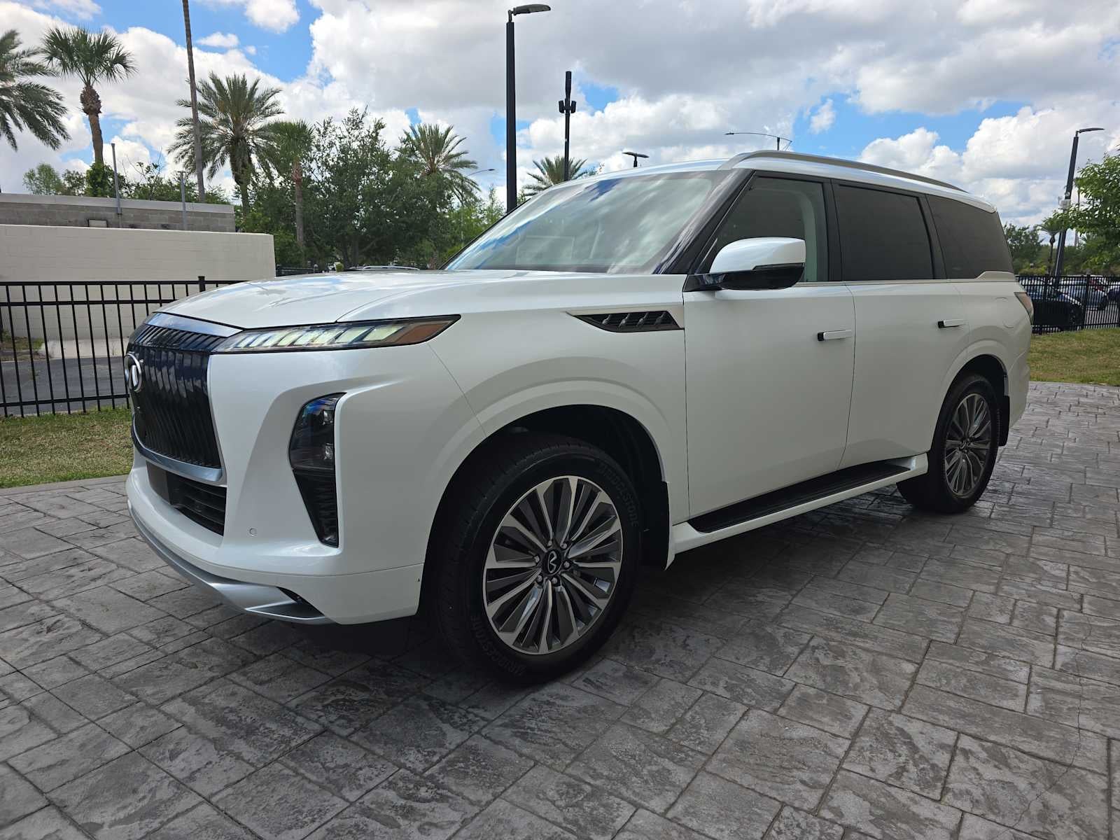 2026 INFINITI QX80 LUXE