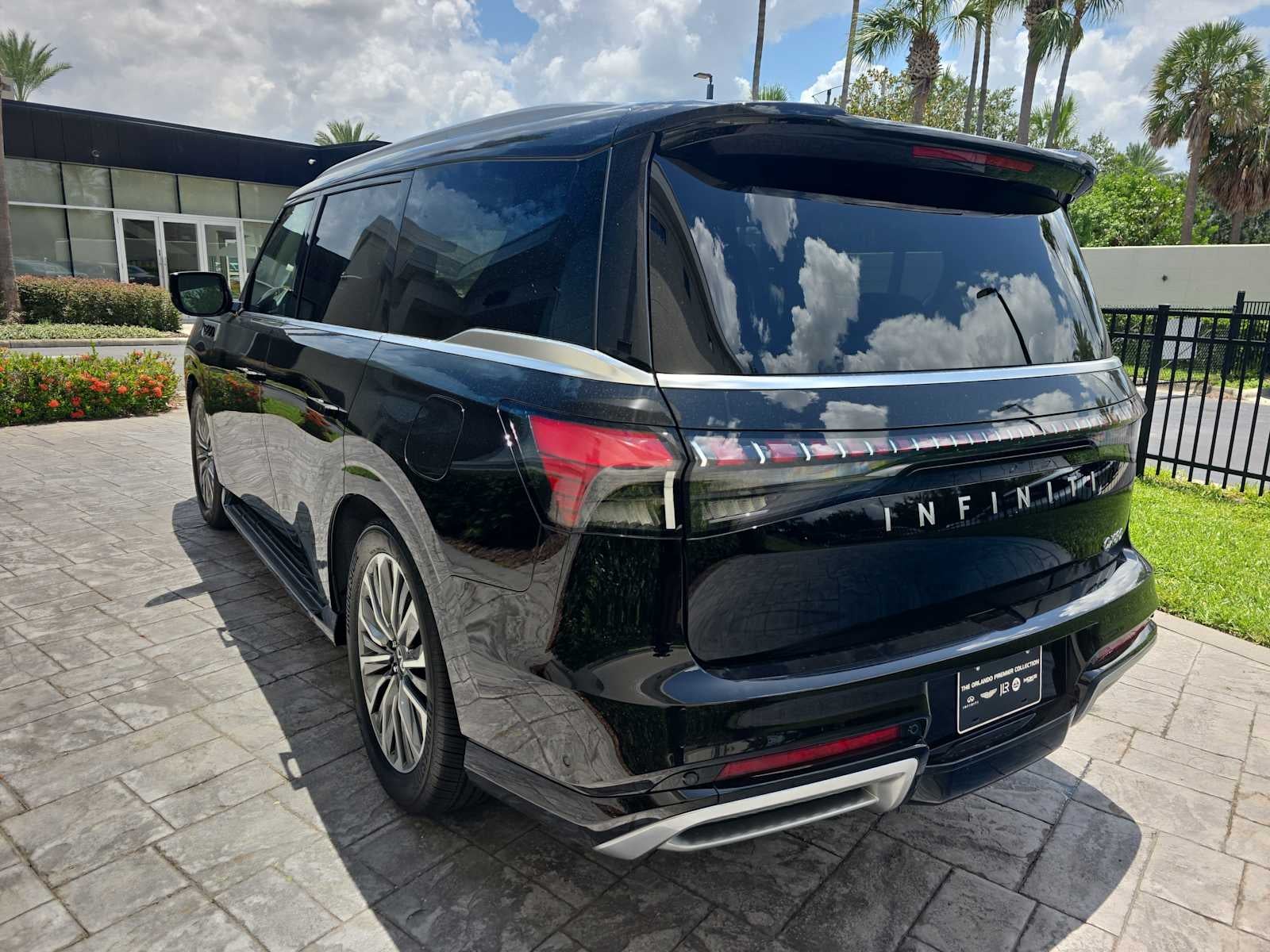 2027 INFINITI QX80 LUXE