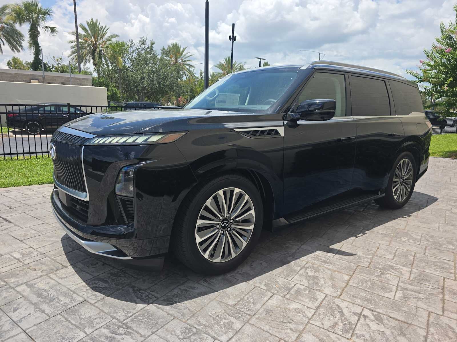 2027 INFINITI QX80 LUXE