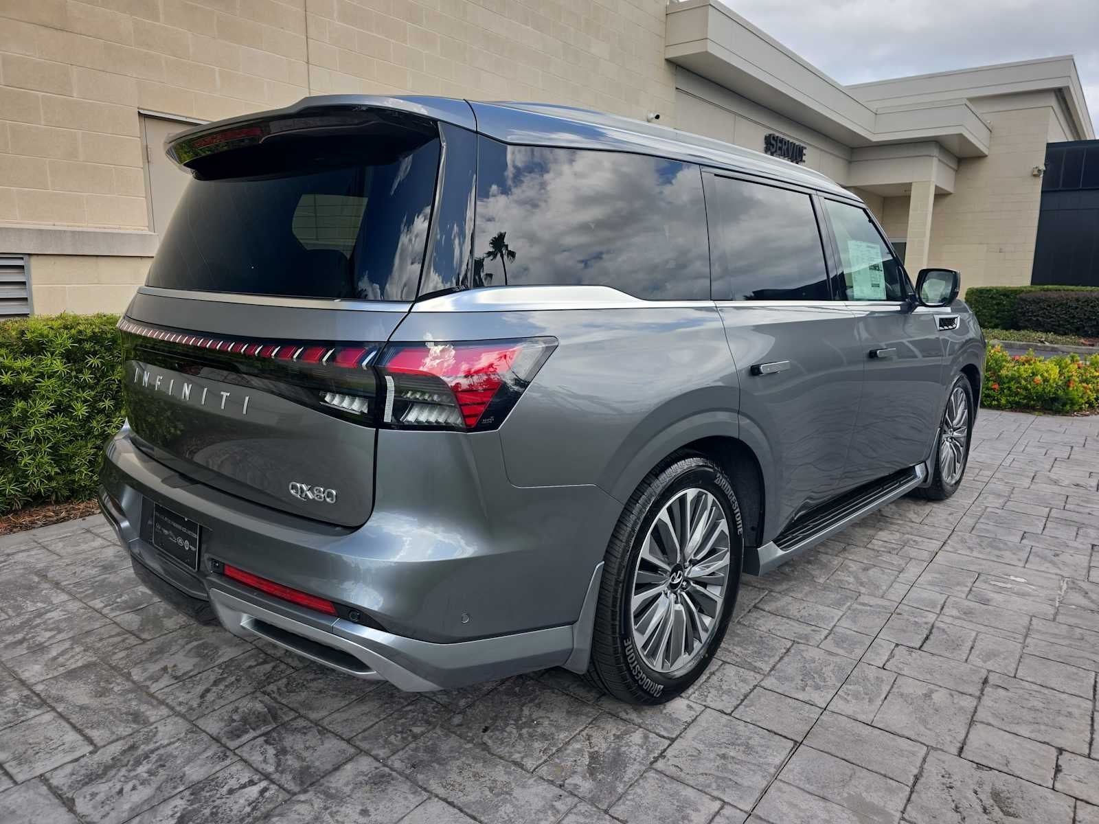 2027 INFINITI QX80 LUXE