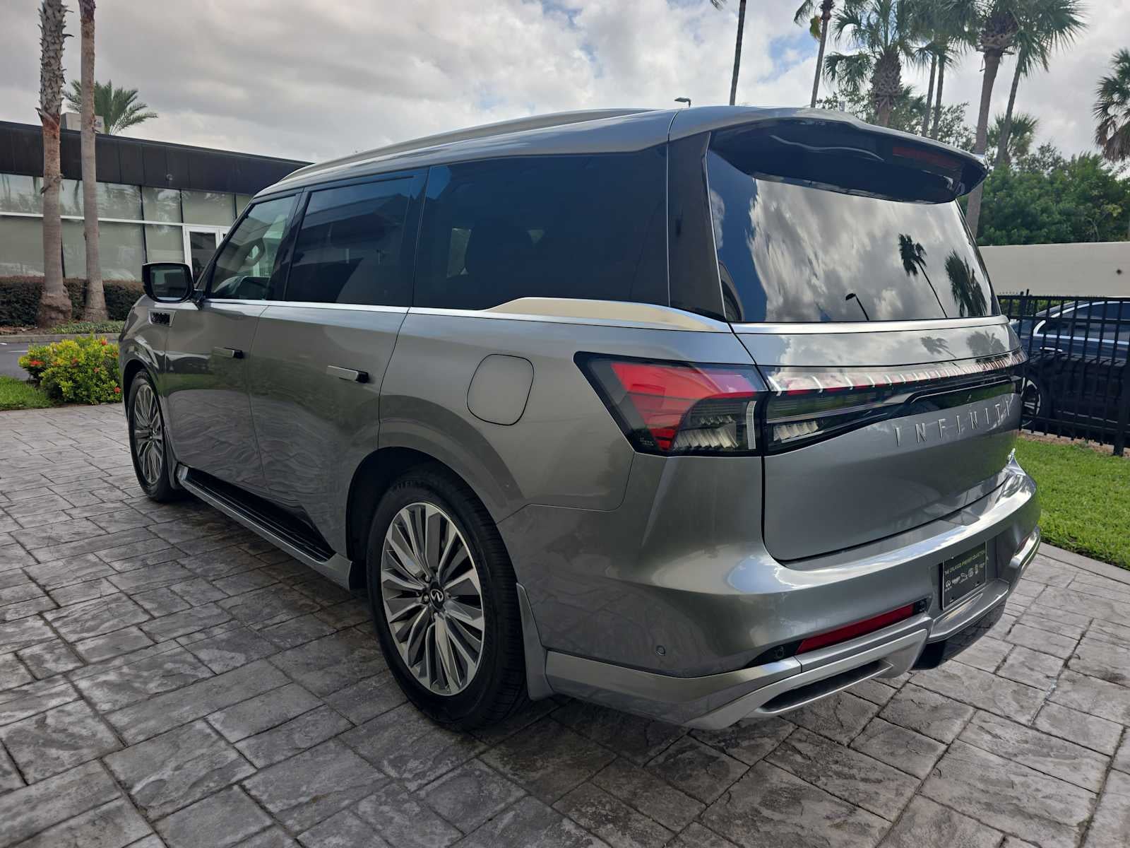 2027 INFINITI QX80 LUXE