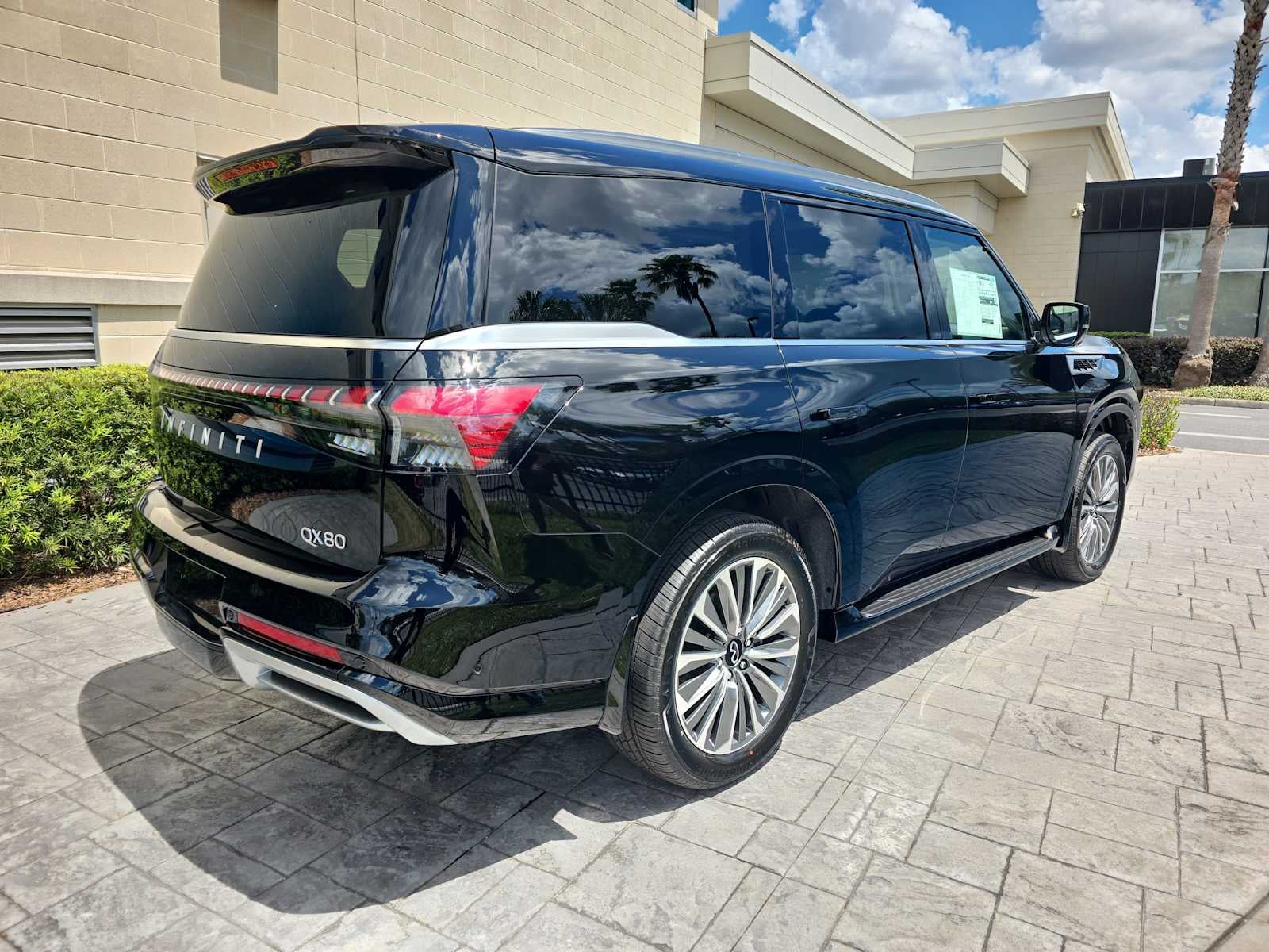 2026 INFINITI QX80 LUXE