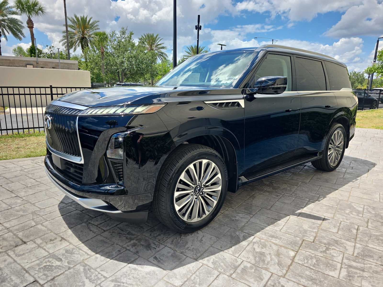 2026 INFINITI QX80 LUXE