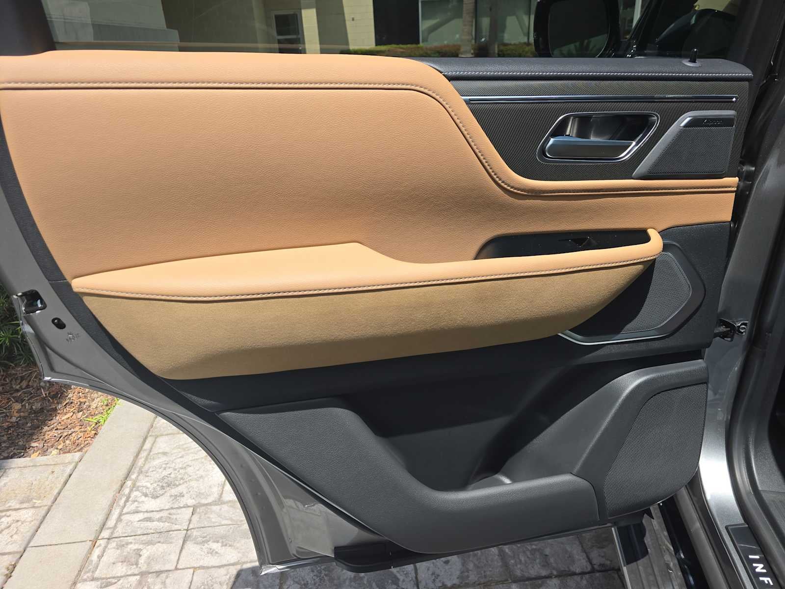 2027 INFINITI QX80 LUXE