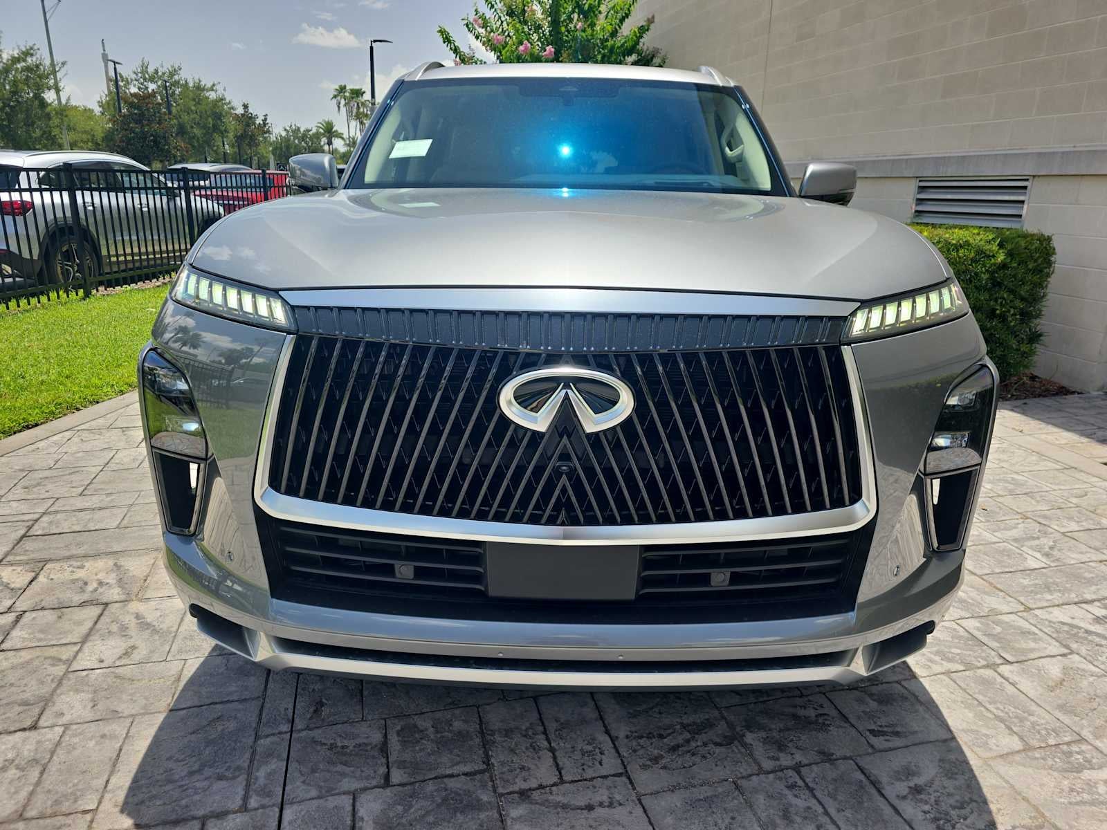 2027 INFINITI QX80 LUXE