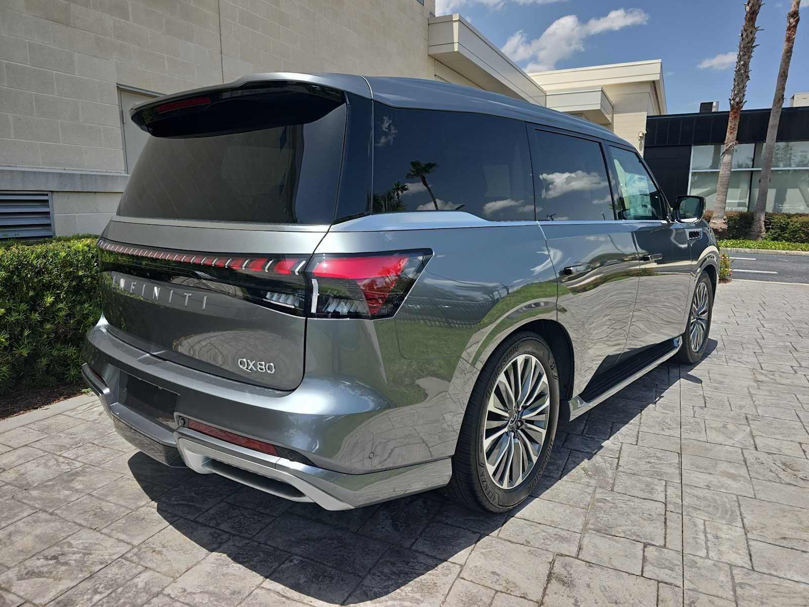 2027 INFINITI QX80 LUXE
