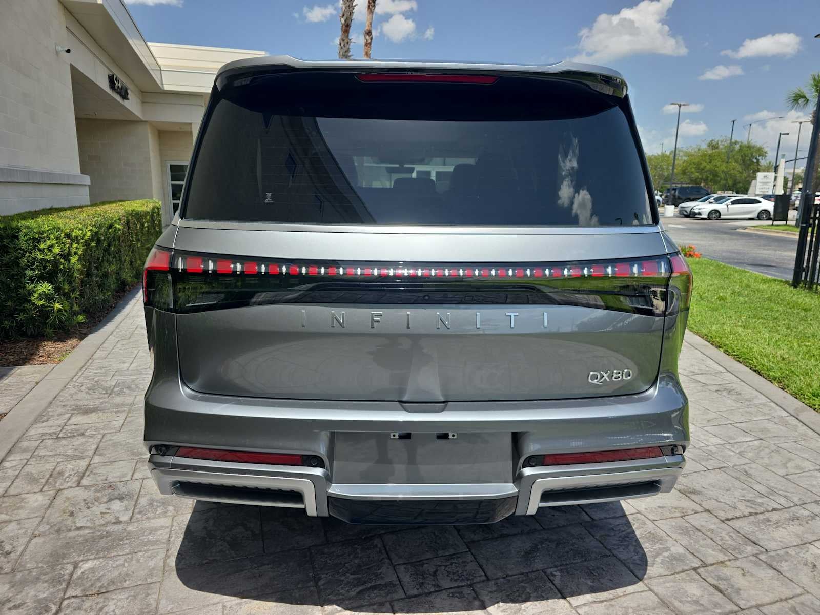 2027 INFINITI QX80 LUXE