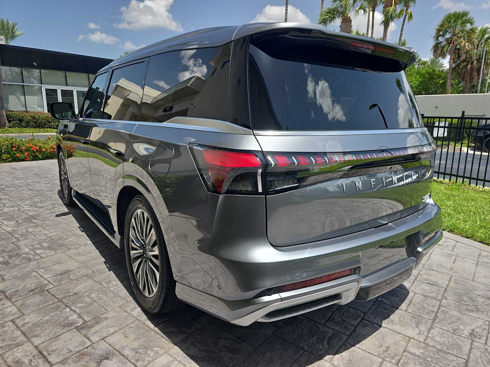 2027 INFINITI QX80 LUXE