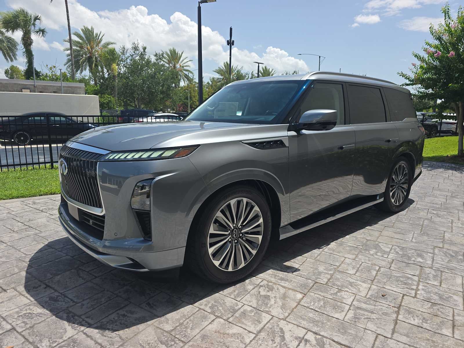 2027 INFINITI QX80 LUXE
