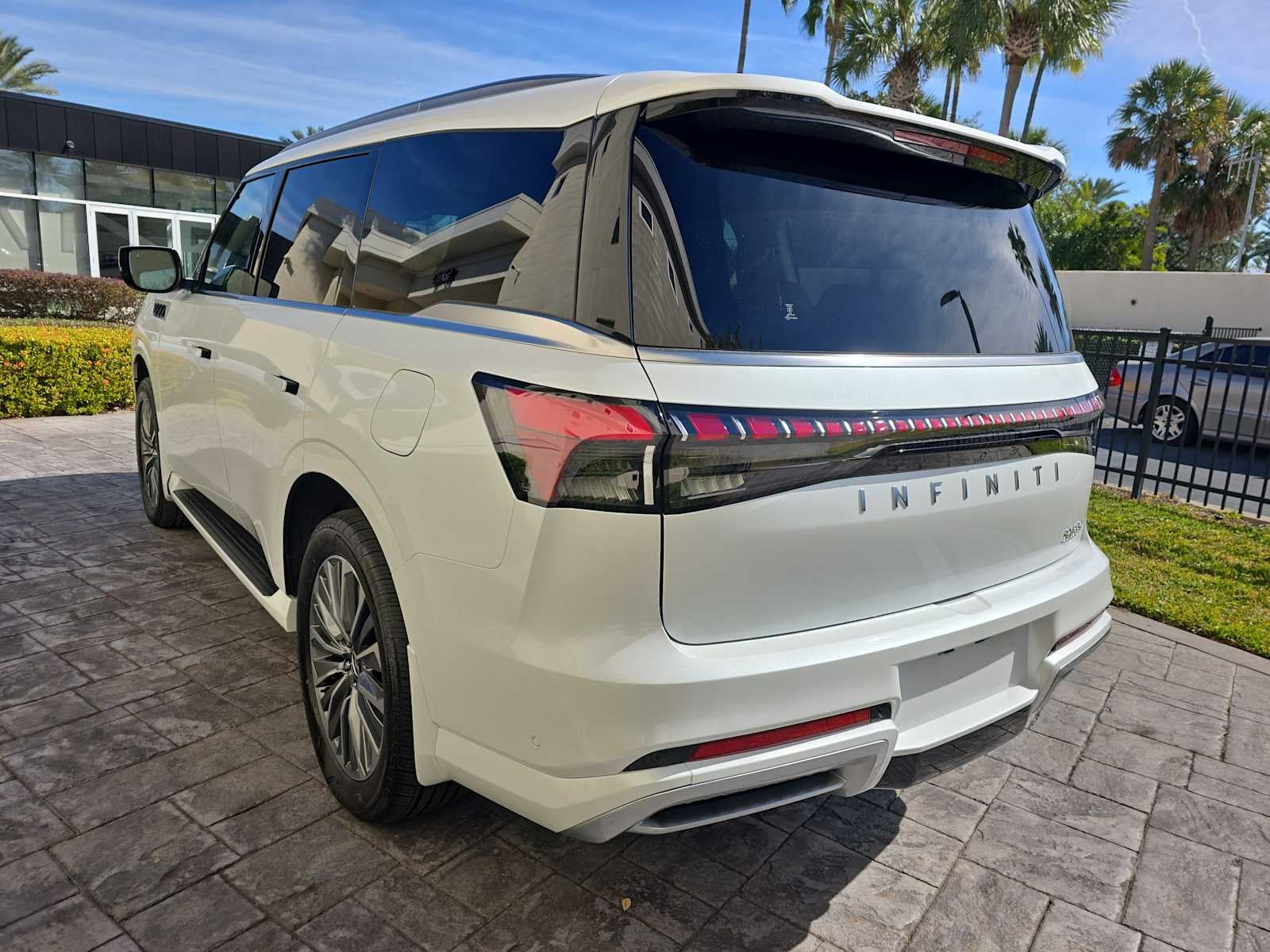 2026 INFINITI QX80 LUXE