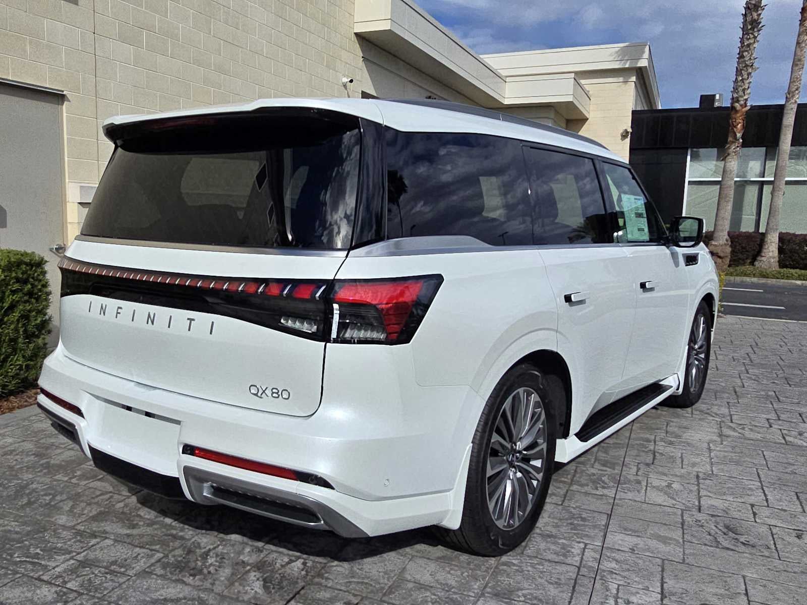 2026 INFINITI QX80 LUXE