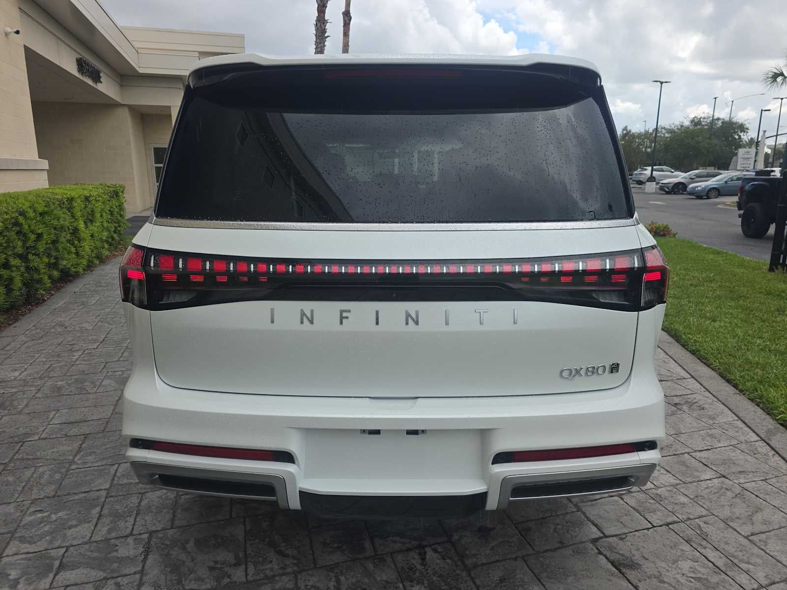 2027 INFINITI QX80 LUXE