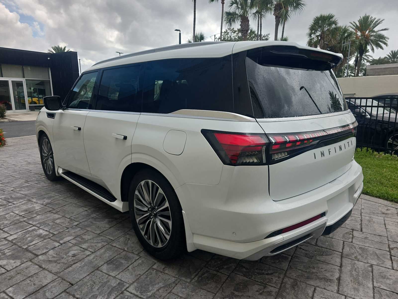 2027 INFINITI QX80 LUXE