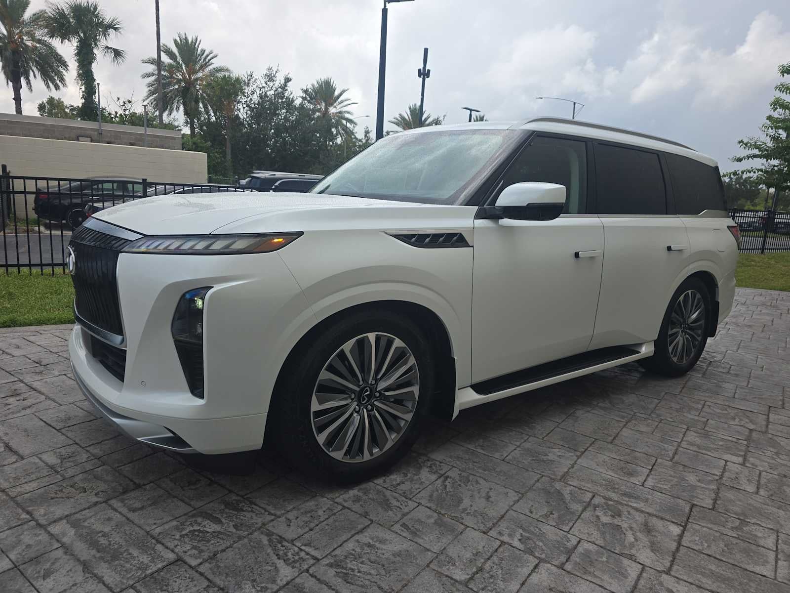 2027 INFINITI QX80 LUXE