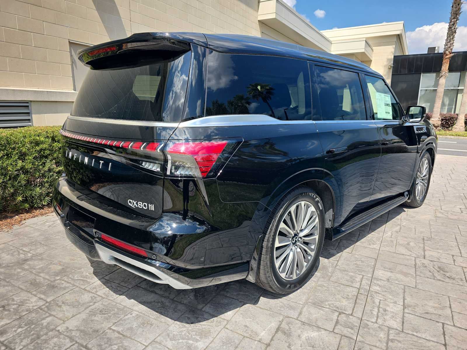 2026 INFINITI QX80 LUXE